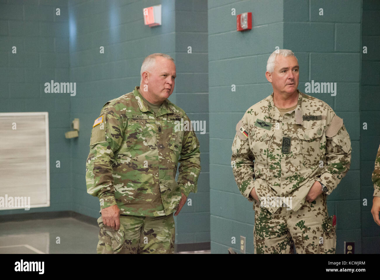 Les soldats de la garde nationale de Caroline du Sud et les aviateurs testés pour les forces armées allemandes d'un insigne pour les militaires officielles au centre de formation de mcgrady, nov. 12, 2016. a effectué sur une période de trois jours, les épreuves de qualification pour recevoir l'insigne inclus un 1000 mètres, exécuter un 100 mètres nager en uniforme, d'un pistolet, de qualification et d'un 7.5-mile ruck mars, entre autres. (U.s. Army National Guard photo par le capt Brian hare) Banque D'Images