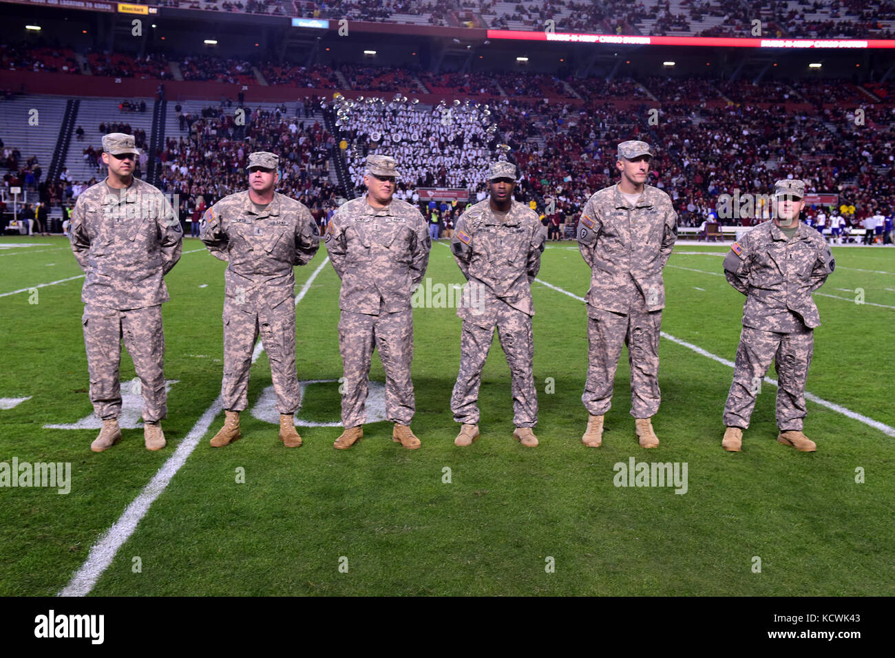 Caroline du sud de la garde nationale de l'armée de pilotes d'hélicoptères AH-64 Apache avec l'attaque st 1-151bataillon de reconnaissance à mcentire joint national guard base, sont reconnus après un survol à williams-brice stadium à Columbia, Caroline du Sud, nov. 19, 2016. La garde nationale de Caroline du Sud fly-Plus était à l'appui de fort Jackson participe à l'université de Caroline du Sud appréciation militaire du jeu. (Photo de la garde nationale américaine Navigant de première classe par megan floyd) Banque D'Images