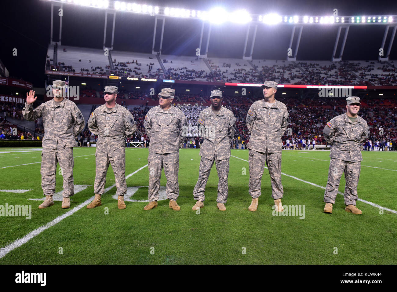 L'adjudant-chef de l'armée américaine 3 joel gooch, Caroline du Sud garde nationale, 1-151attaque st bataillon de reconnaissance, uh-64 apache pilote, reçoit la reconnaissance à williams-brice stadium à Columbia, Caroline du Sud, nov. 19, 2016. La garde nationale de Caroline du Sud a effectué un survol à l'appui de fort Jackson participe à l'université de Caroline du Sud appréciation militaire du jeu. (Photo de la garde nationale américaine Navigant de première classe par megan floyd) Banque D'Images