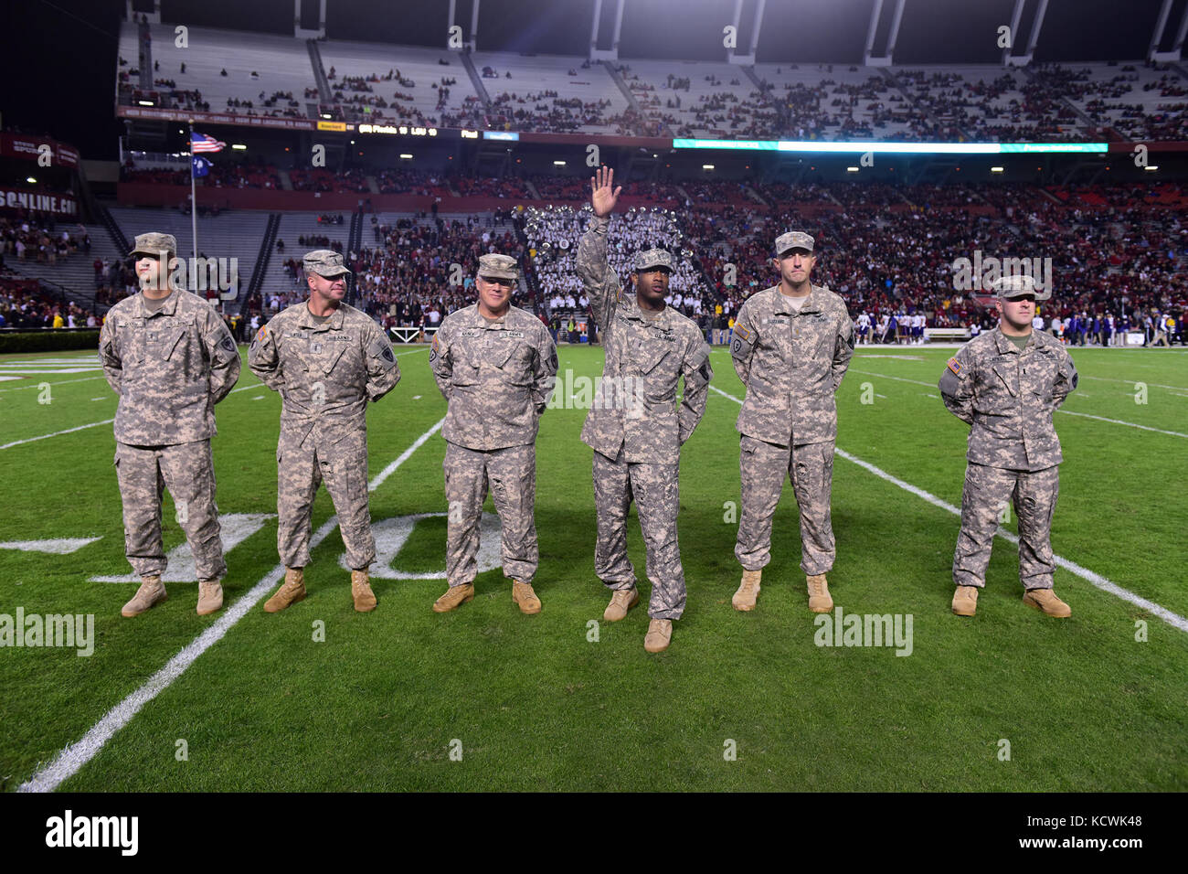 L'adjudant-chef de l'armée américaine 2 guion Gregory, en Caroline du Sud, garde nationale, 1-151er bataillon de reconnaissance, d'attaque apache, uh-64 pilote reçoit un ballon à williams-brice stadium de Columbia, Caroline du Sud, nov. 19, 2016. La garde nationale de Caroline du Sud a effectué un survol à l'appui de fort Jackson participe à l'université de Caroline du Sud appréciation militaire du jeu. (Photo de la garde nationale américaine Navigant de première classe par megan floyd) Banque D'Images