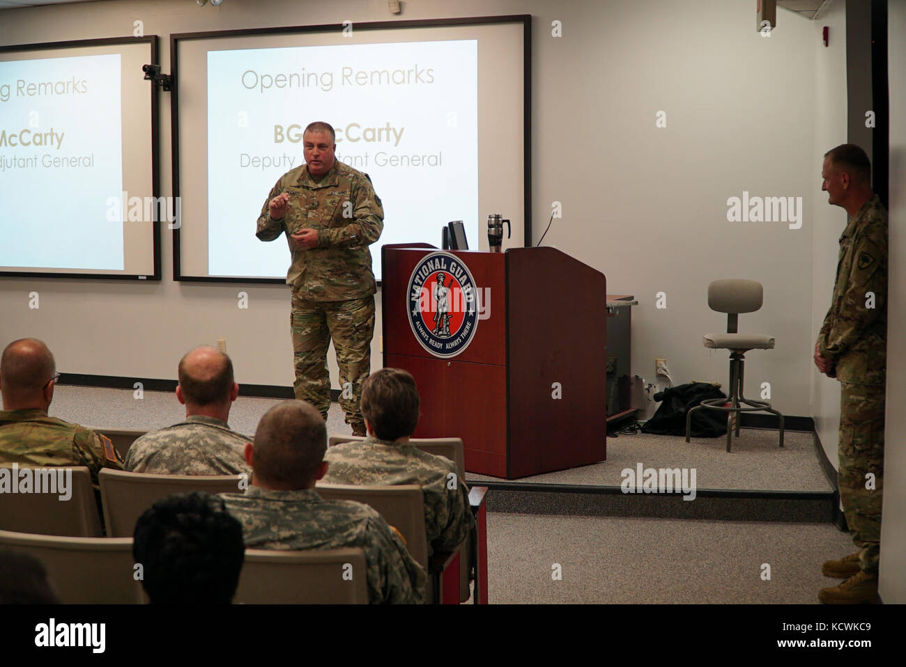 L'armée américaine brig. gen. r. van mccarty, adjudant général adjoint, Caroline du Sud, aborde la garde nationale la garde nationale de Caroline du Sud les adjudants et adjudants potentiels lors d'un perfectionnement professionnel et de l'adjudant de la journée d'orientation de l'office de tourisme de l'adjudant général en Colombie-Britannique, s.c., jan. 8, 2017. l'événement a eu lieu pour discuter des sujets pertinents aux adjudants de l'armée américaine dans la garde nationale de Caroline du Sud et d'encourager les soldats à poursuivre des opportunités disponibles pour devenir sous-officiers. (U.s. Army National Guard photo par capt. Brian h Banque D'Images