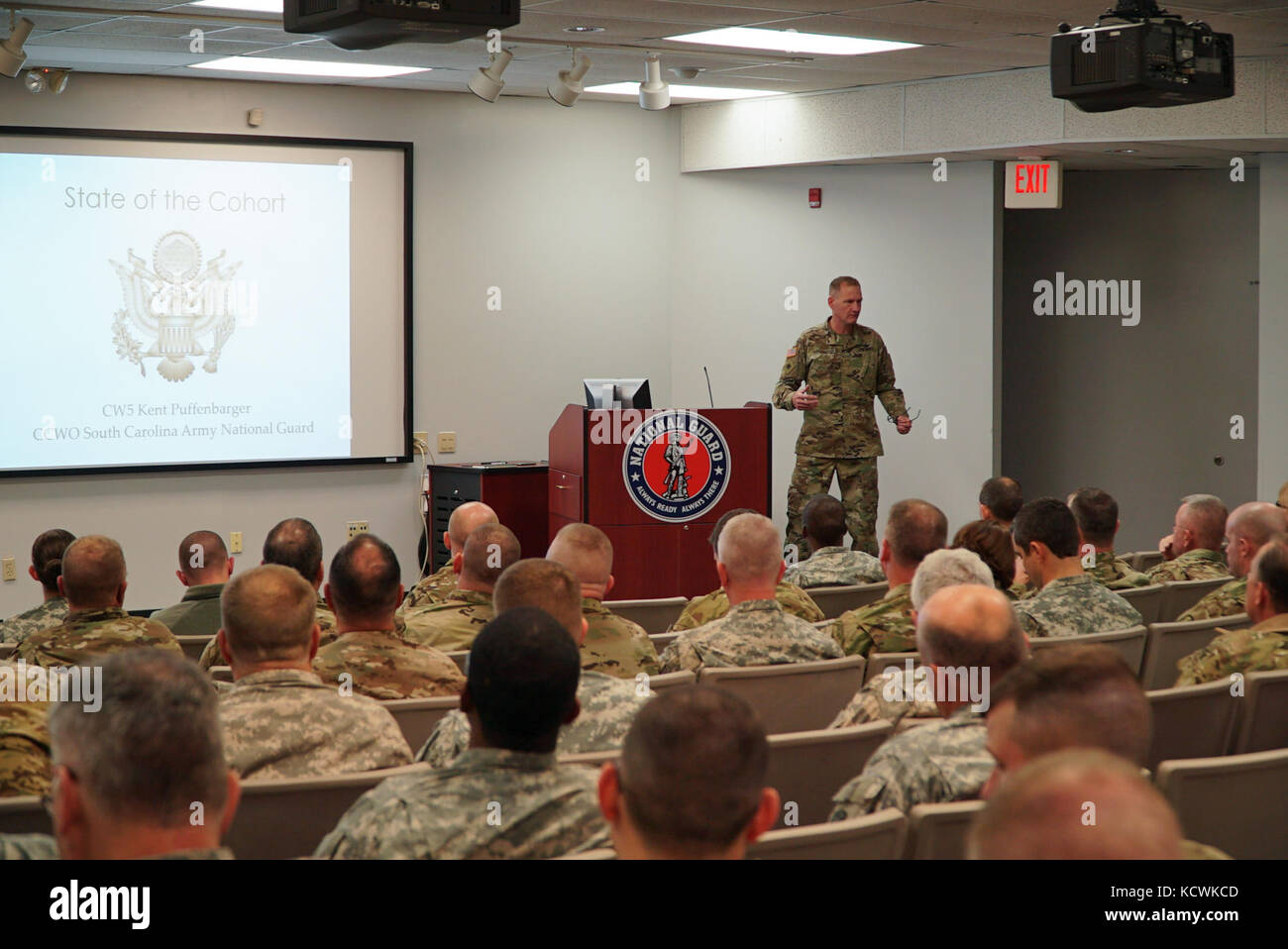 L'adjudant-chef de l'armée américaine kent 5 b. puffenbarger, Caroline du sud de la garde nationale de l'armée de l'adjudant-chef du commandement de la Caroline du Sud, l'adresse de la garde nationale de l'armée de sous-officiers et adjudants potentiels lors d'un perfectionnement professionnel et de l'adjudant de la journée d'orientation de l'office de tourisme de l'adjudant général en Colombie-Britannique, s.c., jan. 8, 2017. l'événement a eu lieu pour discuter des sujets pertinents aux adjudants de l'armée américaine dans la garde nationale de Caroline du Sud et d'encourager les soldats à poursuivre des opportunités disponibles pour devenir sous-officiers. (U.s. army national gua Banque D'Images