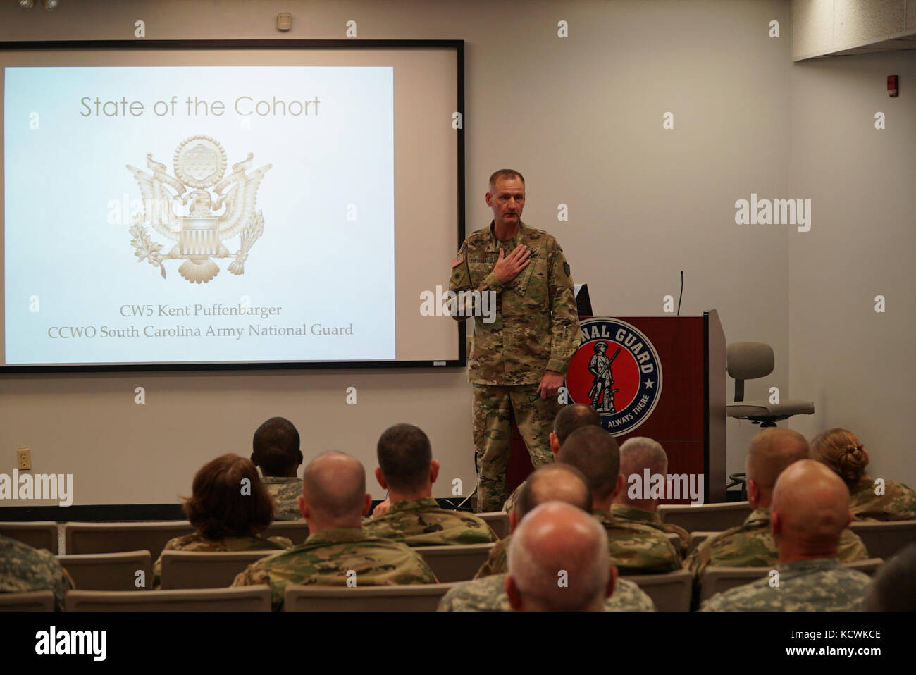 L'adjudant-chef de l'armée américaine kent 5 b. puffenbarger, Caroline du sud de la garde nationale de l'armée de l'adjudant-chef du commandement de la Caroline du Sud, l'adresse de la garde nationale de l'armée de sous-officiers et adjudants potentiels lors d'un perfectionnement professionnel et de l'adjudant de la journée d'orientation de l'office de tourisme de l'adjudant général en Colombie-Britannique, s.c., jan. 8, 2017. l'événement a eu lieu pour discuter des sujets pertinents aux adjudants de l'armée américaine dans la garde nationale de Caroline du Sud et d'encourager les soldats à poursuivre des opportunités disponibles pour devenir sous-officiers. (U.s. army national gua Banque D'Images