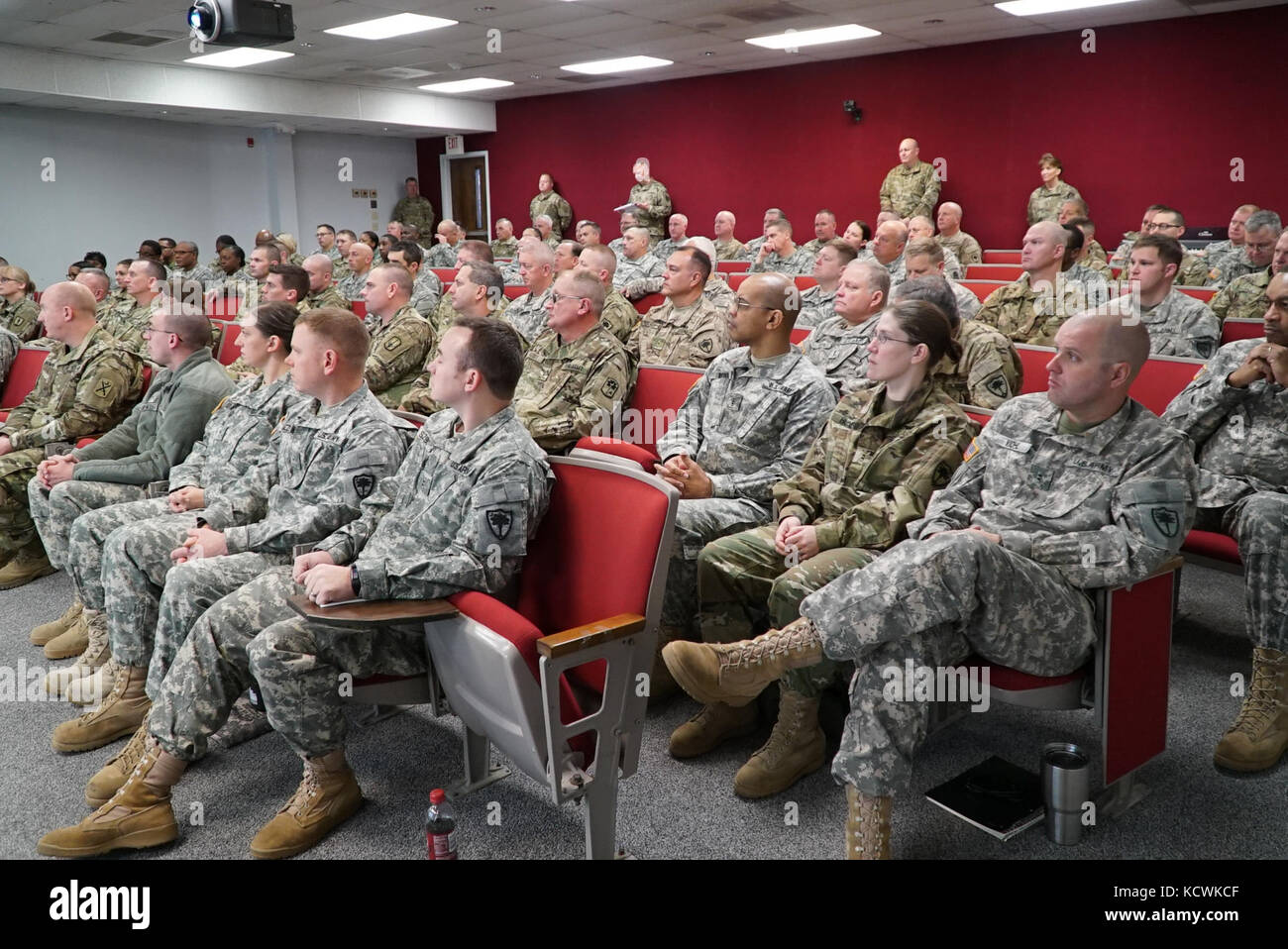 La garde nationale de Caroline du Sud a mené un programme de perfectionnement professionnel et de l'adjudant de la journée d'orientation de l'office de tourisme de l'adjudant général en Colombie-Britannique, s.c., jan. 8, 2017. l'événement a eu lieu pour discuter des sujets pertinents aux adjudants de l'armée américaine dans la garde nationale de Caroline du Sud et d'encourager les soldats à poursuivre des opportunités disponibles pour devenir sous-officiers. (U.s. Army National Guard photo par capt. Brian hare) Banque D'Images