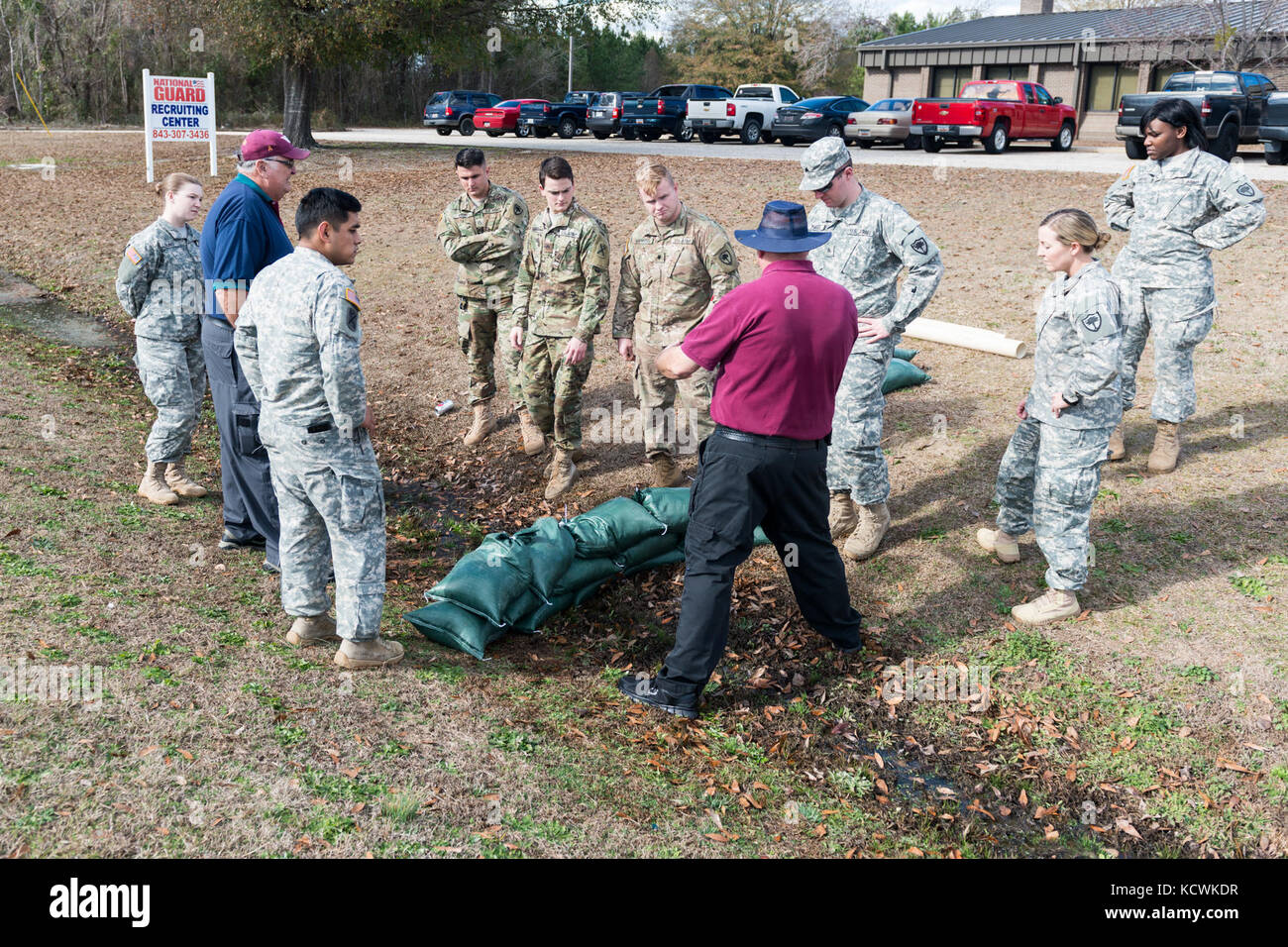 Les soldats américains affectés à la 251e Area support Medical Company, de la Garde nationale de l'Armée de Caroline du Sud, mènent une formation sur les matières dangereuses et sur les opérations enseignées par les instructeurs HAZMAT de la South Carolina Fire Academy à Darlington, en Caroline du Sud, le 12 janvier 2017. La formation comprenait des procédures de décontamination d'urgence pour les patients non ambulatoires, l'atténuation de la contamination par les fûts chimiques et la construction de barrages pour le confinement des produits chimiques dans une voie navigable. (ÉTATS-UNIS Photo de la Garde nationale aérienne par Tech. Sgt. Jorge Intriago) Banque D'Images