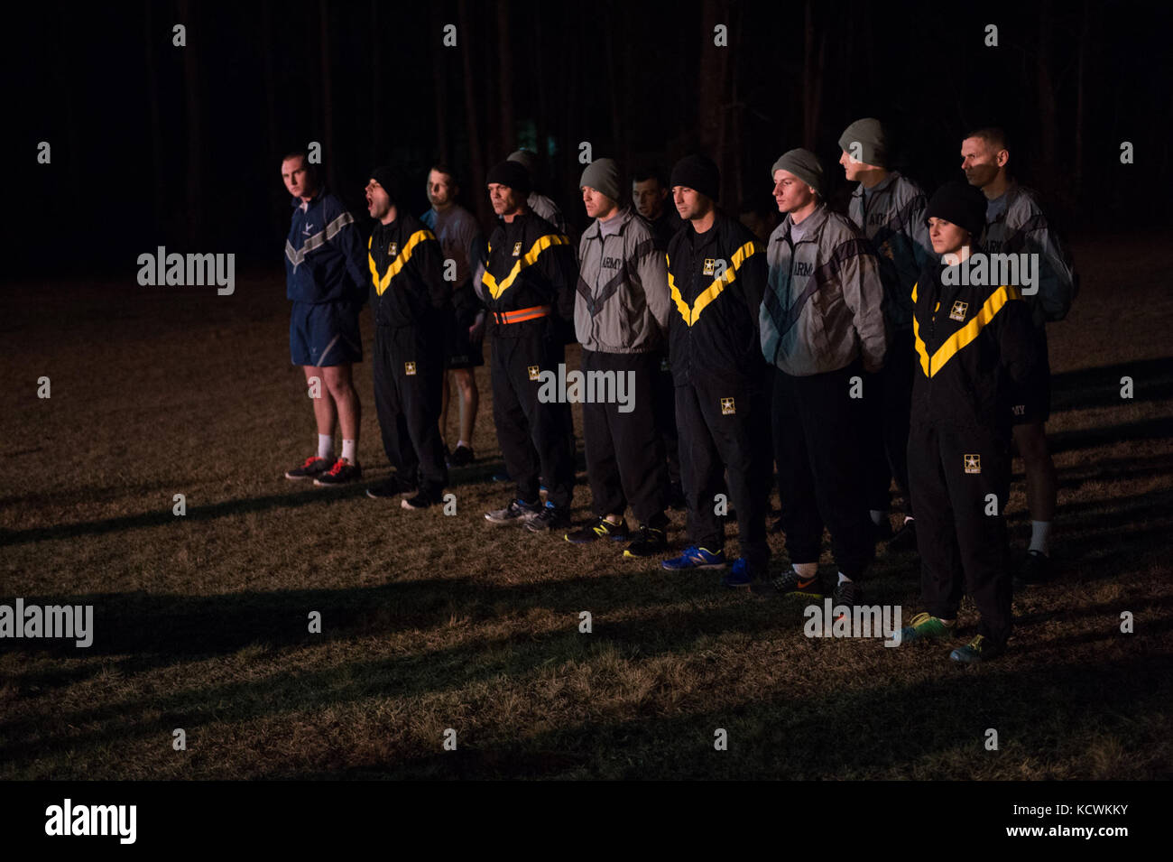 Les membres du service des États-Unis pour préparer un 2-mile run 2017 au cours de la concurrence meilleur guerrier à mccrady centre de formation, s.c., jan. 29, 2017. l'événement de cinq jours était composé d'un mars, test de condition physique, et les armes les épreuves de qualification, entre autres. (Photo par le sergent Sean martin) Banque D'Images