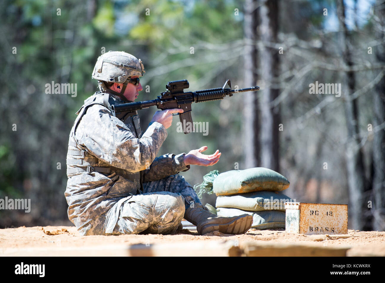 L'armée américaine spc. Peter palmer un observateur avancé attribué à hhc, 4-118ème bataillon interarmes, 218e brigade, d'amélioration de manœuvre de l'armée de la garde nationale, L.C. (charge un magasin dans sa carabine m4 à l'éventail de qualifications sur Fort Jackson, L.C. (fév. 27, 2016. Ils seront tenus de se qualifier sur la m4 carbine annuellement dans le cadre de leur formation que les soldats d'infanterie. (Photo de la garde nationale américaine par tech. sgt. Jorge intriago) Banque D'Images