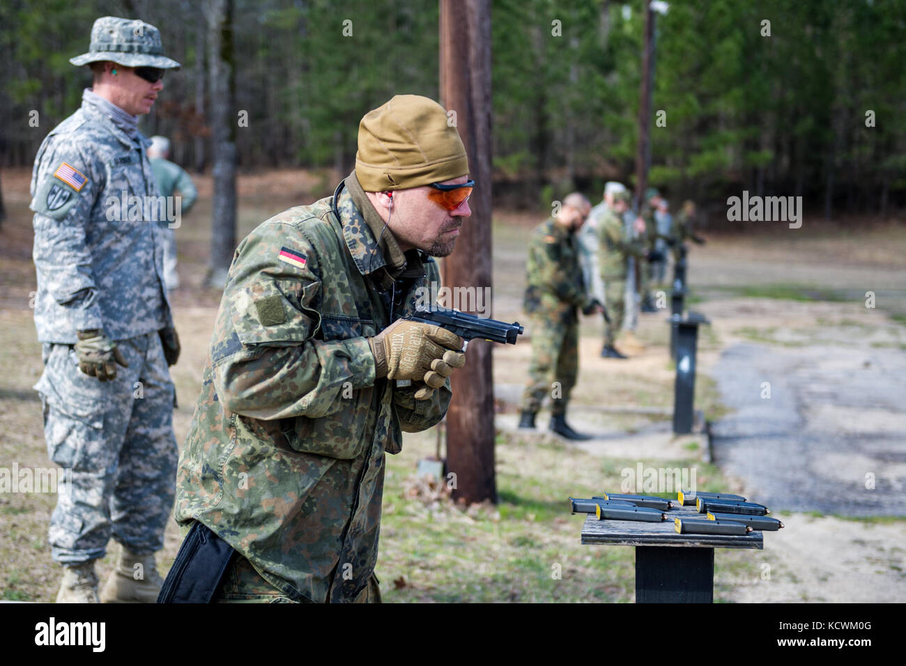 Le sergent-chef de l'armée allemande franco kraemer un agent de liaison affecté au commandement des forces armées allemandes des États-Unis et du Canada attend les cibles à abattre au cours d'un échange dans les techniques de tir avec la garde nationale de Caroline du Sud à un champ de tir près du centre de formation, eastover mccrady, s.c., le 3 mars 2016.(photo de la garde nationale américaine par tech. sgt. Jorge intriago/libérés) Banque D'Images