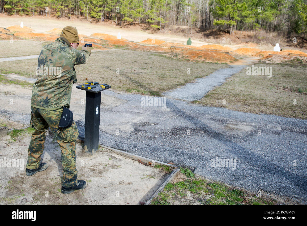 Le sergent-chef de l'armée allemande franco kraemer un agent de liaison affecté au commandement des forces armées allemandes d'incendies aux États-Unis et au Canada d'un pistolet m9 sur des cibles au cours d'un échange dans les techniques de tir avec la garde nationale de Caroline du Sud à un champ de tir près du centre de formation, eastover mccrady, s.c., le 3 mars 2016.(photo de la garde nationale américaine par tech. sgt. Jorge intriago/libérés) Banque D'Images