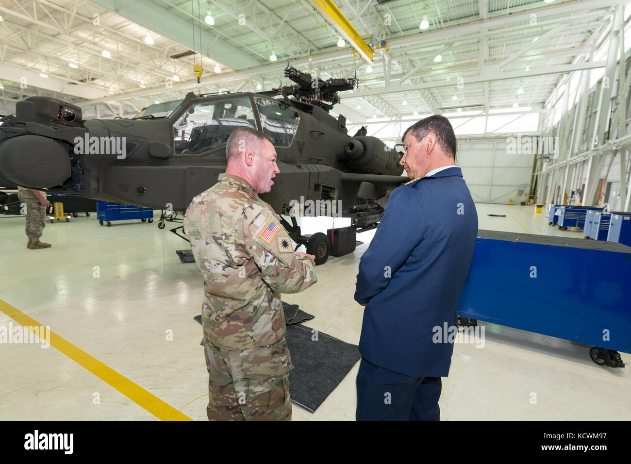 Le général de la Force aérienne colombienne Carlos Eduardo Bueno Vargas, commandant de la Force aérienne colombienne, rencontre le lieutenant-colonel James Fiddler de l'armée américaine et des experts de l'aviation dans le cadre d'un partenariat avec la Garde nationale de Caroline du Sud à la base de la Garde nationale commune McEntyre, à Eastover, Caroline du Sud, le 21 février 2017. Bueno était en visite en Caroline du Sud pendant son arrêt de deux jours à rencontrer la direction de la Garde nationale de S.C. et les installations de visite avant de se rendre à Washington, D.C. pour rencontrer le chef du Bureau de la Garde nationale et le chef d'état-major de la Force aérienne des États-Unis Photo de la Garde nationale aérienne par Tech Banque D'Images