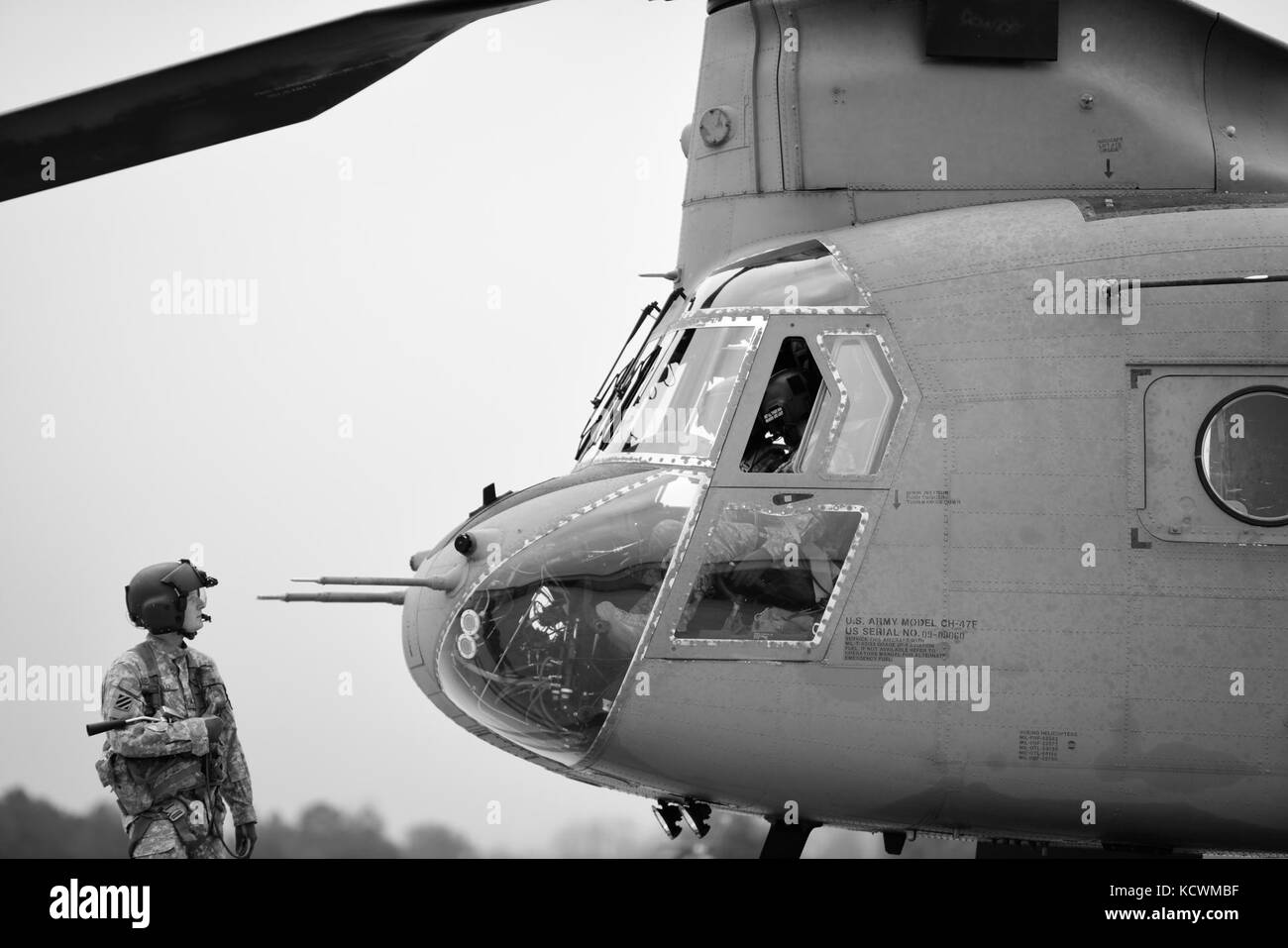 Les soldats de la Garde nationale de Caroline du Sud affectés au détachement 1, Compagnie B, 2-238e Bataillon de l'aviation de soutien général, quittent pour une mission d'entraînement d'une semaine axée sur les opérations de vol à haute altitude, à bord d'un hélicoptère de transport de marchandises à grande hauteur CH-47F Chinook, Greenville, S.C., 24 février 2017. L'équipage participera à un cours axé sur la gestion de l'énergie au site de formation aérienne d'ARNG à haute altitude (HAAT), Eagle County, CO. (États-Unis Photo de la Garde nationale de l'armée par le sergent d'état-major. Roberto Di Giovine) Banque D'Images