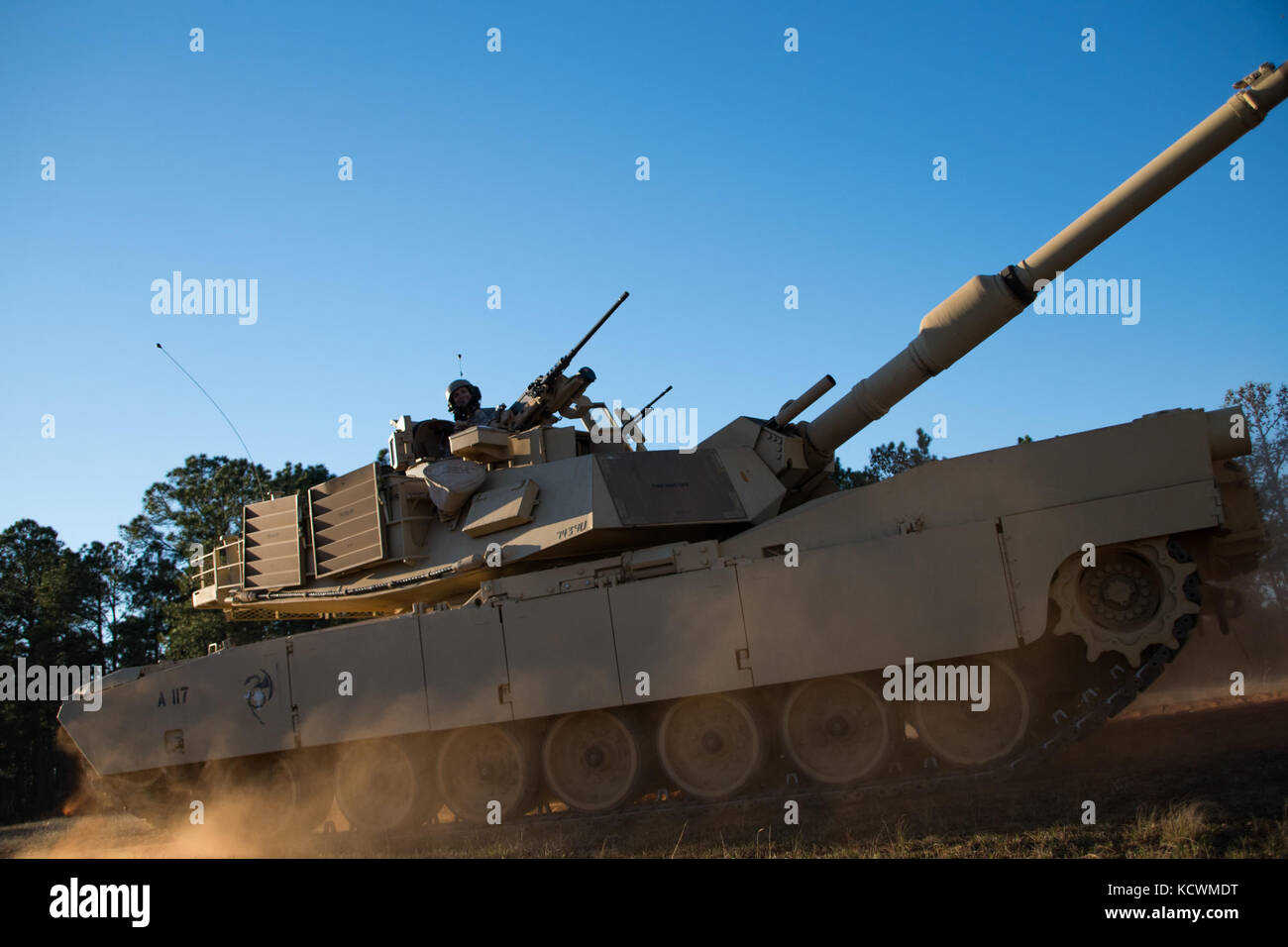 Les soldats de l'armée américaine à partir de c et d'entreprise, 4-118ème bataillon interarmes, Caroline du Sud Army National Guard mener un exercice de tir avec .50 calibur et m240 mitrailleuses lourdes montées sur le m-1 abrams tank à fort Jackson, Caroline du Sud fév. 25, 2017 en préparation d'une formation annuelle. (Photo de la garde nationale par le sergent d'Erica Knight, 108e détachement des affaires publiques) Banque D'Images