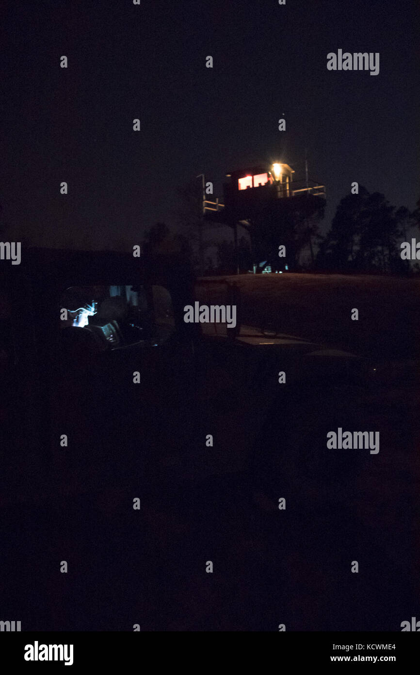 Les soldats de l'armée américaine de peloton scout, 4-118ème bataillon interarmes, Caroline du Sud Army National Guard mener un exercice de tir de nuit avec .50 calibur et m240 mitrailleuses lourdes montées sur le m1114 jusqu'-armored humvee au fort Jackson en Caroline du Sud, nov. 25, 2017 en préparation d'une formation annuelle. Au cours de l'exercice militaires prennent toutes les instructions de la tour. (Photo de la garde nationale par le sergent d'Erica Knight, 108e détachement des affaires publiques) Banque D'Images