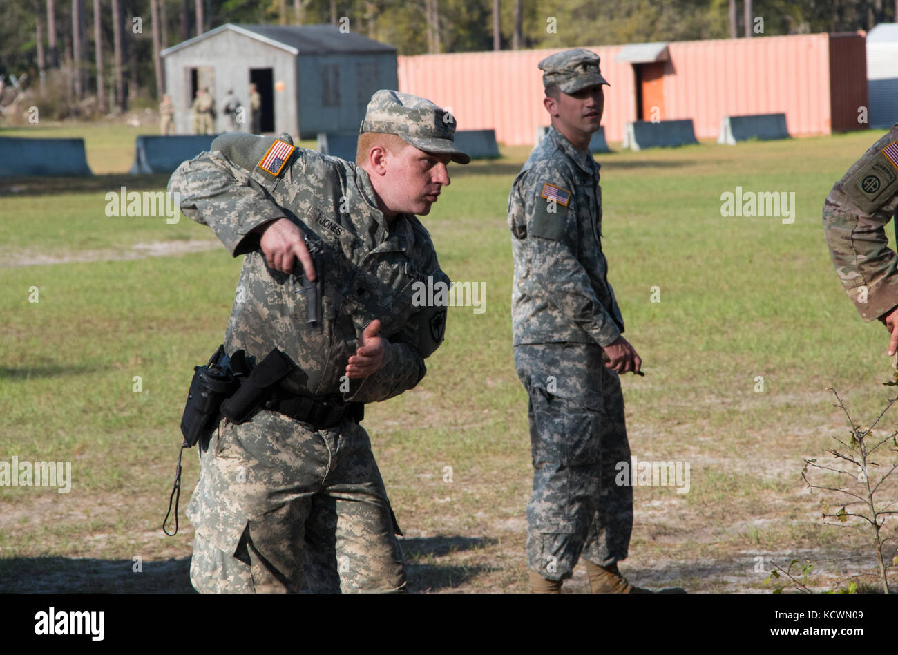 L'armée américaine spc. Nicholas Jones, un membre de l'équipe avec la garde nationale de Caroline du Sud 133e compagnie de police militaire, pratiques pour attirer son arme pendant la 51e bataillon mp's formation culminant le 29 mars 2017, à Fort Stewart, en Georgie. pendant leur entraînement annuel, l'unité a porté sur différents systèmes d'armes, formation de pilotes et de maintien de tactiques, techniques et procédures pour eux et pour la protection des citoyens en cas de besoin. (Photo de la garde nationale par le sergent d'Erica Knight, 108e détachement des affaires publiques) Banque D'Images