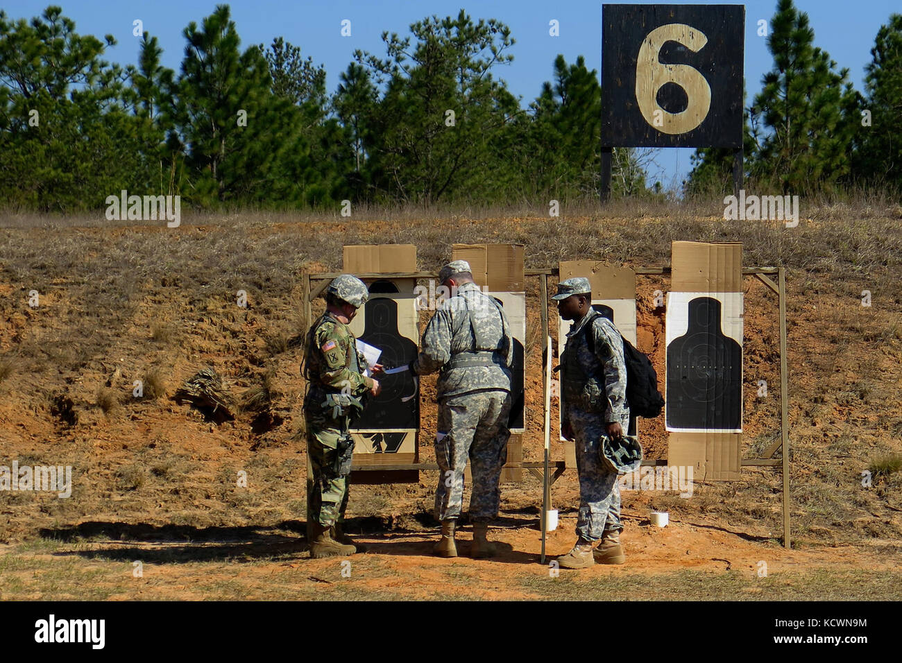 Le général de division de l'armée américaine Robert E. Livingston, Jr., l'adjudant général de Caroline du Sud, vérifie sa cible après avoir tiré un pistolet M9 lors d'une compétition de qualification. Des militaires ont participé au match annuel DE LA Garde nationale de Caroline du Sud pendant la partie tir au pistolet M9 dans un champ de tir près du McCrady Training Center, Eastover, Caroline du Sud, le 6 mars 2016. Plus de 50 participants ont participé au concours TAG Match qui s'est tenu du 5 au 6 mars, organisé par l'unité d'entraînement de la garde nationale de l'Armée de Caroline du Sud et qui comprenait des équipes de l'Armée de terre du Canada et de l'Air National Gua Banque D'Images