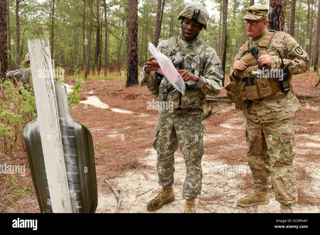 Les soldats de la garde nationale de l'armée américaine qui fréquentent le cours de chefs de base Numéro de classe 007-17 par la garde nationale de Caroline du Sud, 218e conduite institut régional de formation à la navigation terrestre mccrady training center à eastover, Caroline du Sud, le 14 avril 2017. afin de mener à bien la tâche qu'ils doivent utiliser une carte pour trouver quatre points dans trois heures.(U.S. Army National Guard photo par spc. Chelsea baker) Banque D'Images