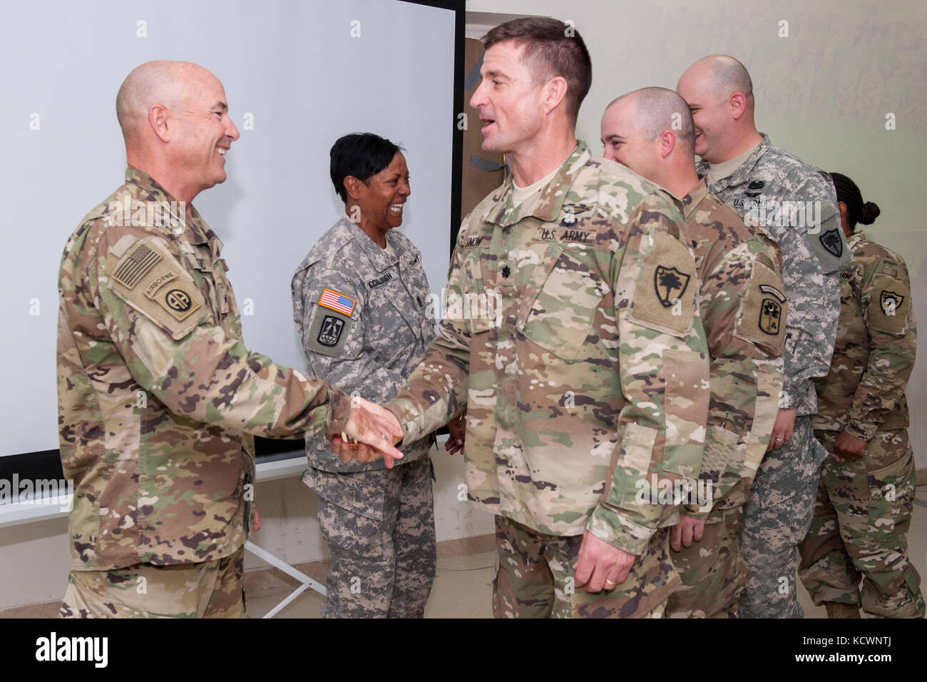 L'armée américaine brig. gen. brad Owens, directeur de l'équipe pour la Caroline du Sud, les soldats de la garde nationale reconnaît avec l'scng pour leur participation au lion avide 16 lors d'une cérémonie marquant le 23 mai 2016. membres de la scng travaillé dans le contrôle supérieur (CONSUP), qui est l'élément de l'administration centrale que des situations contrôlées et ont défini des orientations pour l'ensemble de l'opération lion 16. impatient est un accord bilatéral, l'exercice fondé sur des scénarios avec le royaume hachémite de Jordanie, visant à échanger de l'expertise militaire et améliorer l'interopérabilité entre les pays partenaires. (U.s. Army National Guard photo de Brian ca Banque D'Images