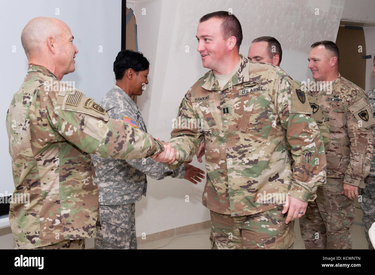 L'armée américaine brig. gen. brad Owens, directeur de l'équipe pour la Caroline du Sud, les soldats de la garde nationale reconnaît avec l'scng pour leur participation au lion avide 16 lors d'une cérémonie marquant le 23 mai 2016. membres de la scng travaillé dans le contrôle supérieur (CONSUP), qui est l'élément de l'administration centrale que des situations contrôlées et ont défini des orientations pour l'ensemble de l'opération lion 16. impatient est un accord bilatéral, l'exercice fondé sur des scénarios avec le royaume hachémite de Jordanie, visant à échanger de l'expertise militaire et améliorer l'interopérabilité entre les pays partenaires. (U.s. Army National Guard photo de Brian ca Banque D'Images