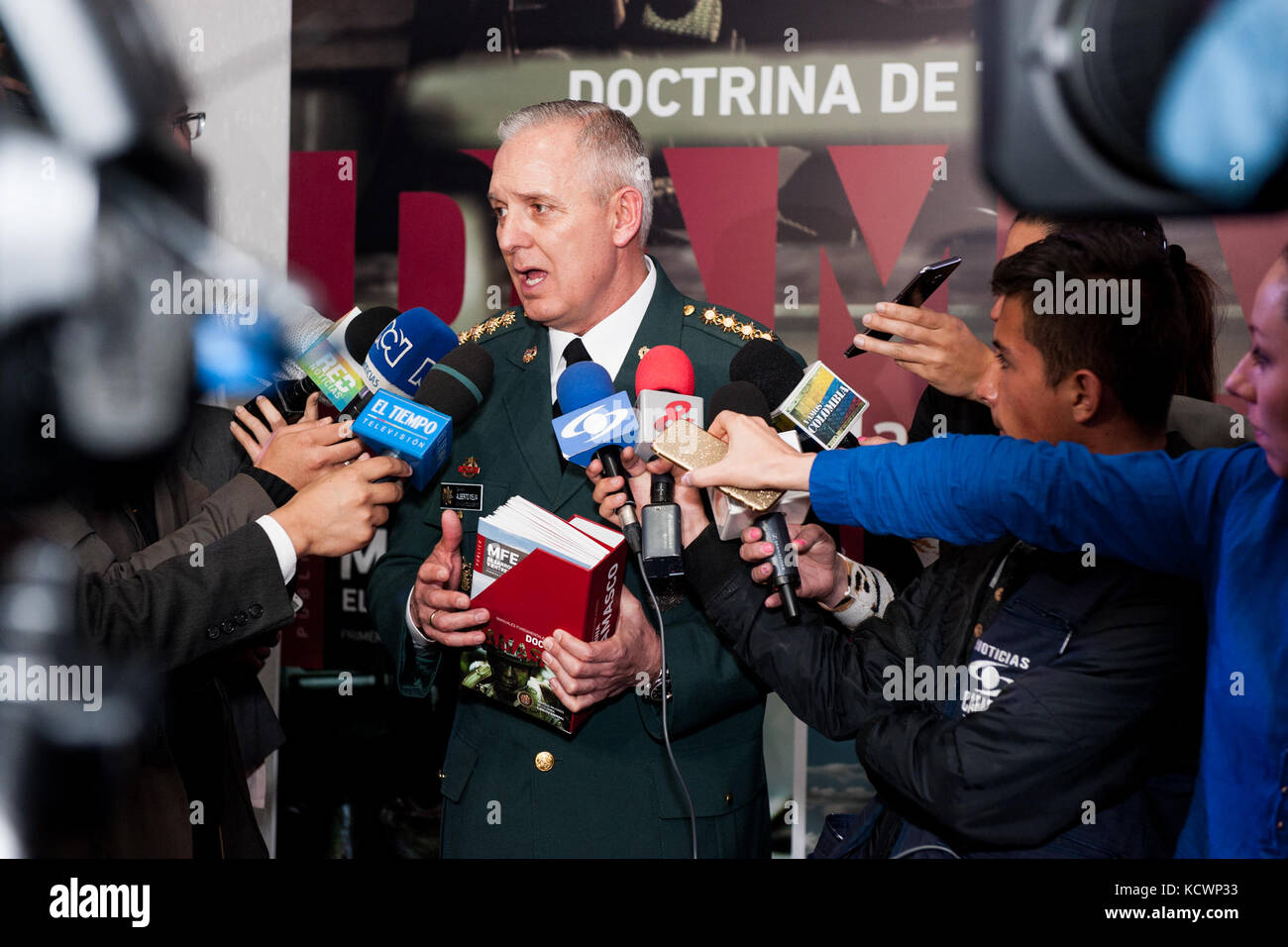 L'armée colombienne gen. Alberto José mejia Ferrero, commandant de l'armée colombienne, parle avec les journalistes après la cérémonie d'intronisation de la doctrine de l'armée colombienne (damascus) à l'Escuela Militar de cadetes à Bogota, Colombie, aug. 5, 2016. (Photo par le sgt Brian Calhoun, 108e public affairs det.) Banque D'Images