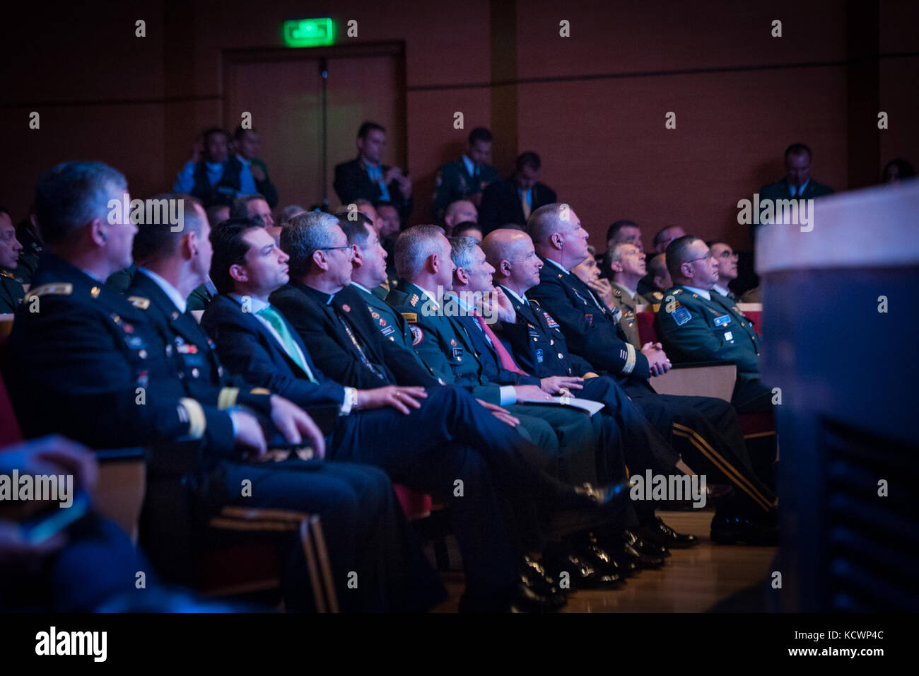 Les dirigeants militaires s'asseoir dans la participation à la cérémonie d'intronisation de la doctrine de l'armée colombienne (damascus) à l'Escuela Militar de cadetes à Bogota, Colombie, aug. 5, 2016. (Photo par le sgt Brian Calhoun, 108e public affairs det.) Banque D'Images