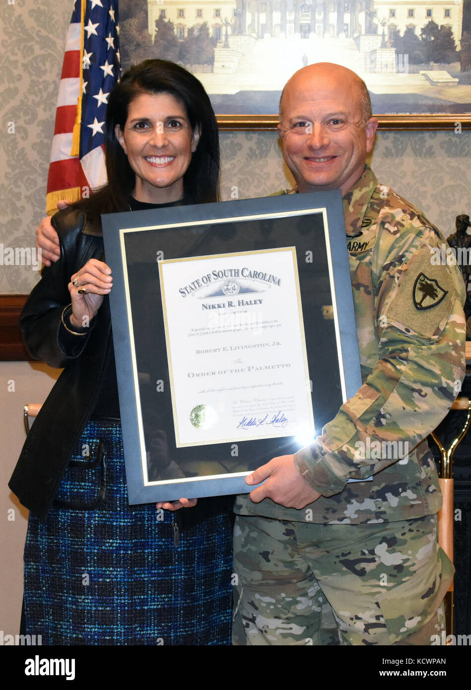 Gov. nikki Haley, gouverneur de Caroline du Sud, l'armée américaine a présenté le maj. gen. robert e. Livingston, jr., l'adjudant général de la Caroline du Sud, l'ordre du palmetto prix à la State House à Columbia, Caroline du Sud, déc. 21, 2016. l'ordre du palmetto est la plus haute distinction civile décernée par le gouverneur de Caroline du Sud. Il est décerné à des personnes qui font des contributions de l'état de l'importance. (U.s. Army National Guard photo par capt. jessica Donnelly, 108e détachement des affaires publiques) Banque D'Images