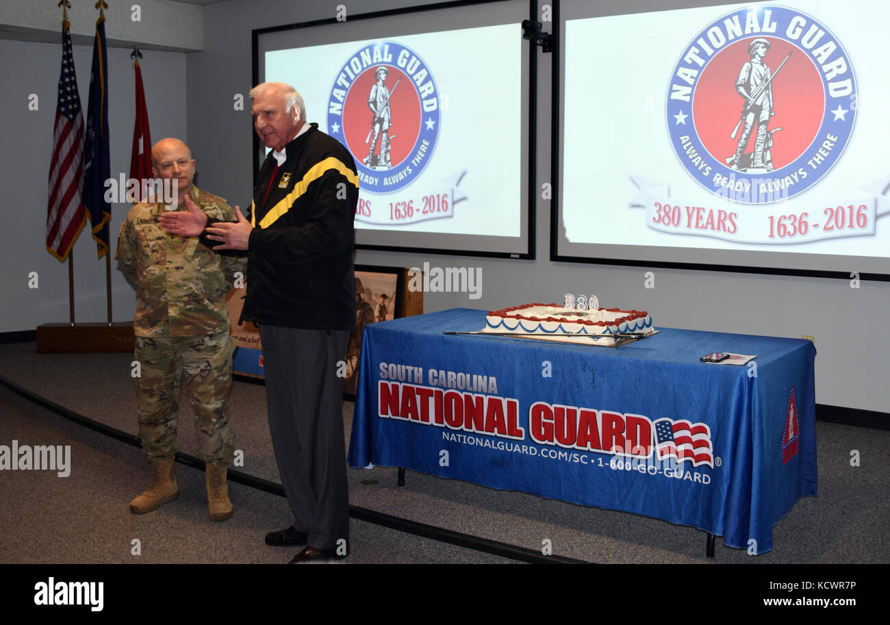 La garde nationale de Caroline du Sud a célébré le 380e anniversaire de la garde nationale avec un gâteau d'inauguration dec. 13, 2016 à l'adjudant général's building à Columbia, en Caroline du Sud. armée américaine le maj. gen. robert e. livingston jr., l'adjudant général de la Caroline du Sud, a présidé la cérémonie. le plus jeune soldat disponible, spc. shareka peterson, 23, et le plus ancien soldat disponible, le sgt. 1re classe mitchell Dean, 58 ans, rejoint Livingston et mr. bill ducs, en Caroline du Sud à l'aide civile de la secrétaire de l'armée, pour couper le gâteau. (U.s. Army National Guard photo de Jessica Donnelly, le capt. Banque D'Images