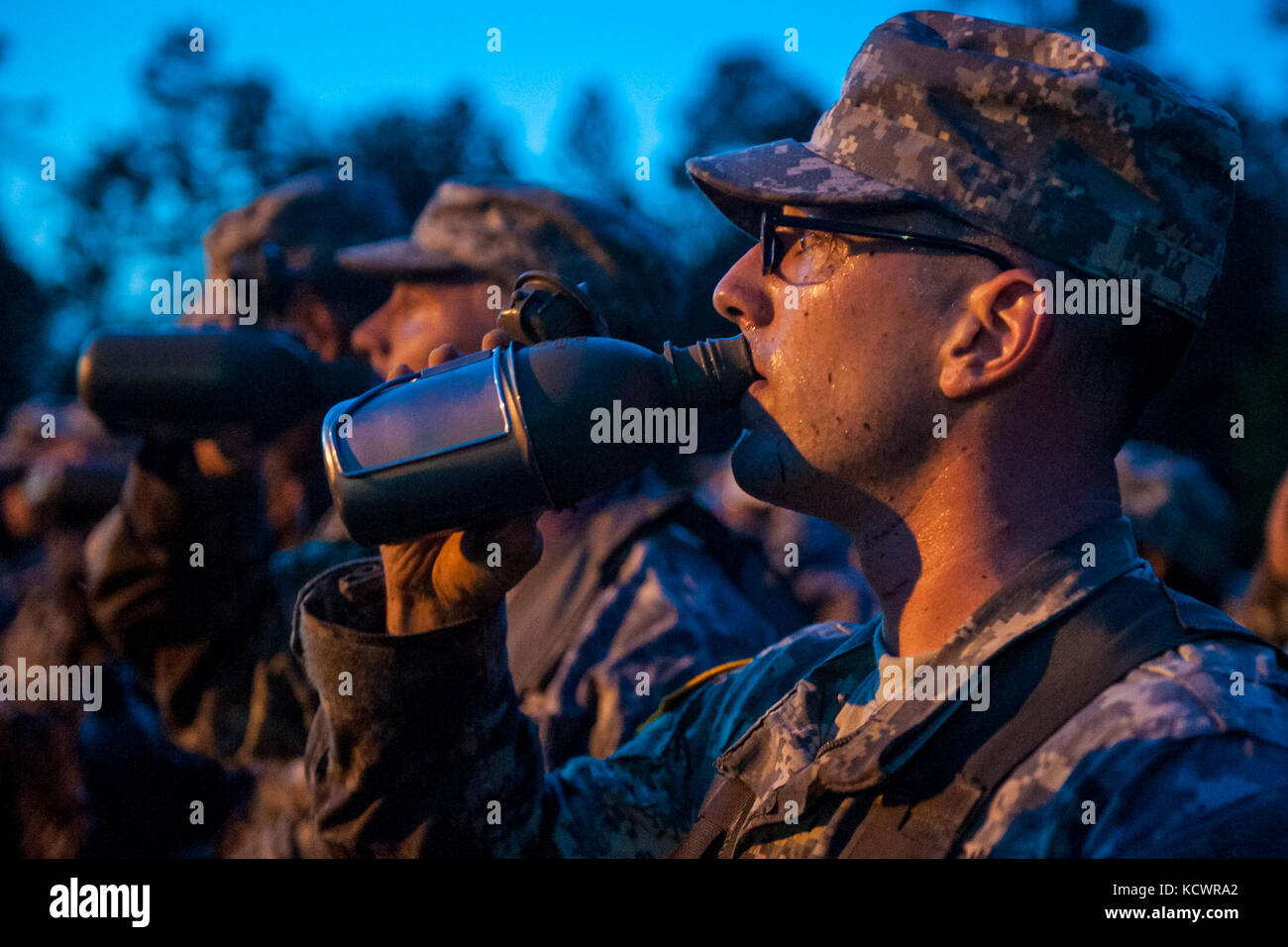 Un candidat très motivé qui fréquentent l'école des aspirants (OCS) Classe 68 downs sa gourde d'eau pour rester hydraté pendant la phase 1 de sa formation pour devenir officier dans l'US Army National Guard, 4 juin 2016, au centre de formation, eastover mccrady, l.c. dans la première période de formation de 15 jours pour la phase 1, les candidats devront se concentrer sur les compétences en leadership squad et niveaux du peloton, la navigation terrestre et de la formation en leadership dans des conditions de stress. (U.s. Army National Guard photo de Brian Calhoun, 108e détachement des affaires publiques/libérés) Banque D'Images