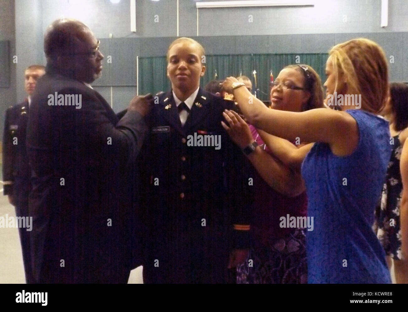 L'académie militaire de palmetto a procédé à une cérémonie visant à reconnaître l'Agp intronisés au Temple de la renommée et de la commission de la classe 67 de l'Agp à mcgrady, centre de formation à eastover, Caroline du Sud, nov. 13, 2016. col. jakie davis, Jr., et le capt John Thorne, jr., ont tous deux été intronisé dans le temple de la renommée de l'AGP. neuf officiers candidats ont été promus au grade de sous-lieutenant avec l'achèvement de l'école des aspirants-officiers - James Boudreau, de l'infanterie, Phillip Davis, de l'infanterie, David Elmore, la défense aérienne, Johnathan côté, aviation, rançon holland, de l'infanterie, ciera Nicholson, signal, Lewis Simmons, de l'infanterie, Christopher tom Banque D'Images