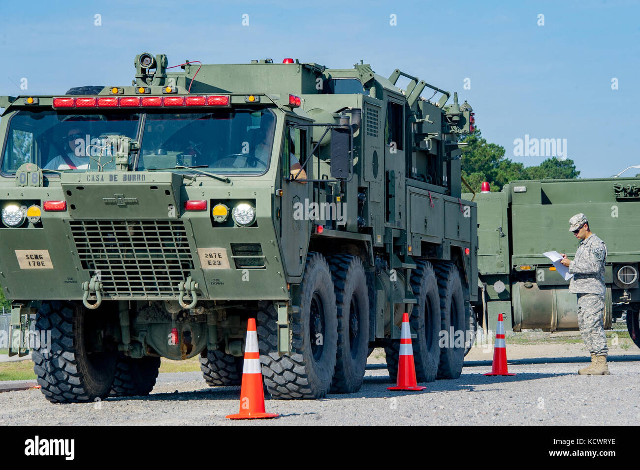 Soldats affectés à la garde nationale de Caroline du Sud, 264ème, 265ème, 266ème, 267ème, et la 268e mènent des détachements ingénieur de formation des conducteurs de véhicules d'urgence (evdt) au centre de formation, eastover mccrady, L.C. (dans le cadre de leur week-end de forage. les pompiers sont tenus de remplir la déclaration annuelle de formation des pilotes, qui comprend la manœuvre en toute sécurité m1142 camion de lutte contre l'incendie tactique (TFFT) à travers une variété d'obstacles. (U.s. Army National Guard. photo par le sgt Brian Calhoun, 108e détachement des affaires publiques/relâché Banque D'Images