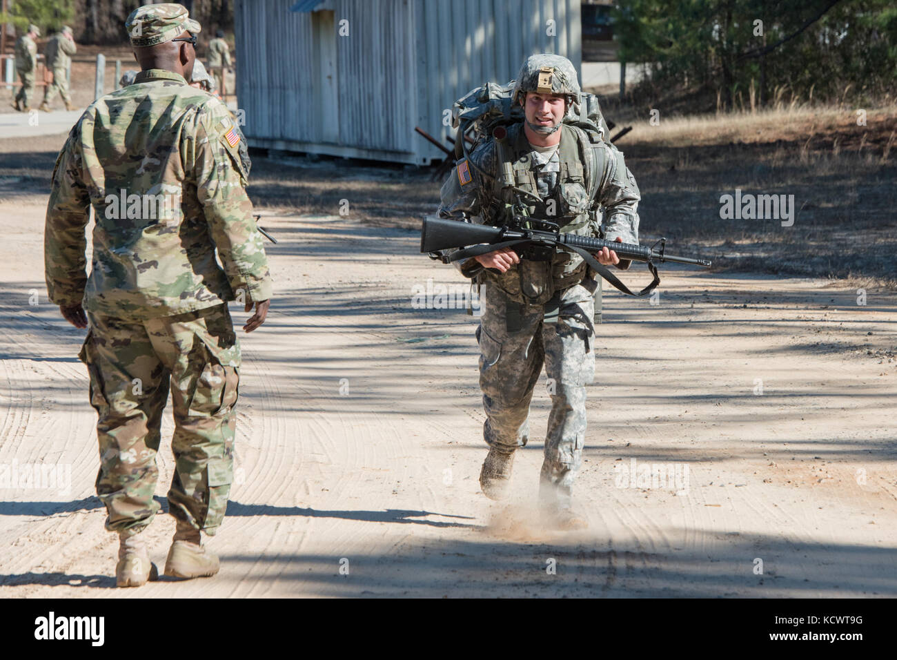 L'armée américaine spc. Jackson pride, 218e brigade, d'amélioration de manœuvre en Caroline du Sud, la garde nationale s'approche de la ligne d'arrivée de la 12-mile mars pied partie du meilleur guerrier 2017 compétition à mccrady centre de formation à eastover, Caroline du Sud, jan. 29, 2017. l'événement de cinq jours était composé d'un mars, test de condition physique, et les armes les épreuves de qualification, entre autres. Les participants ont participé en tant qu'individus avec un enrôlé et sous-officier gagnant annoncé feb. 1, 2017. (U.s. Army National Guard. photo par le sgt Brian Calhoun, 108e public affairs det.) Banque D'Images