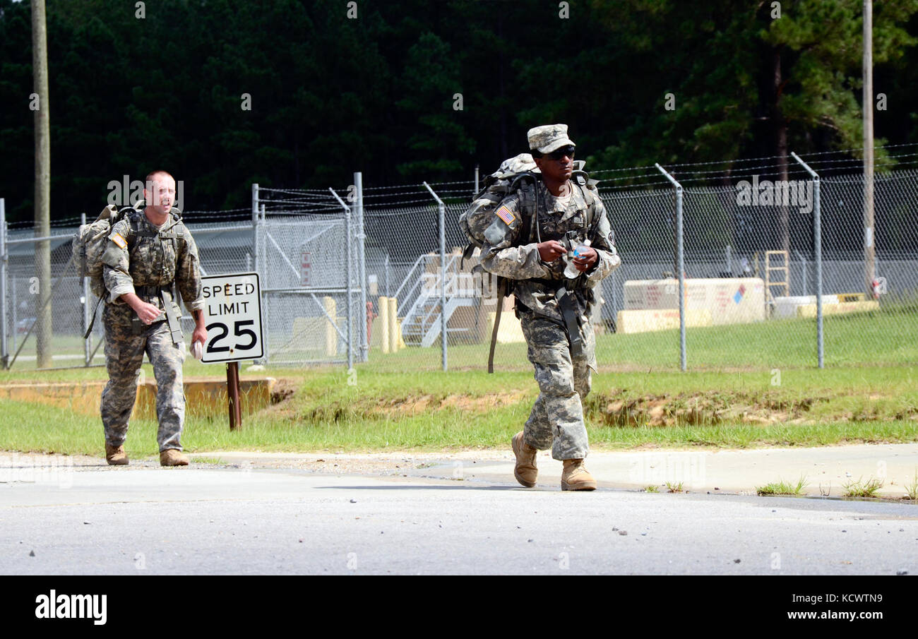 Des soldats d'unités de génie ingénieur tout au long de la garde nationale de Caroline du Sud a mené un 12-mile ruck mars dans le cadre du meilleur ingénieur de la concurrence au centre de formation à eastover mccrady, s.c., aug. 5, 2016. (Photo de l'armée américaine d'ici le 1er lt. jessica Donnelly, 108e détachement des affaires publiques) Banque D'Images