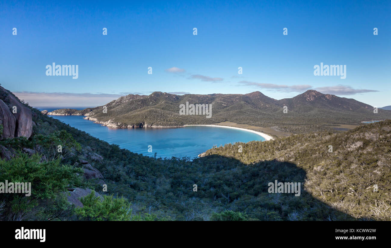 Vue sur Wineglass Bay dans le parc national de Freycinet, la Tasmanie. Banque D'Images