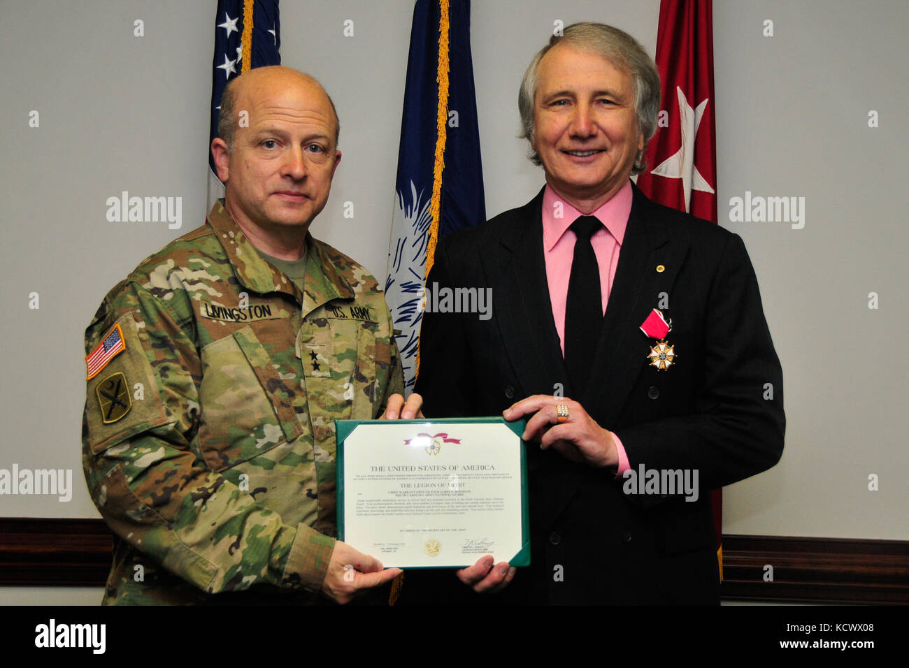 L'armée américaine le maj. gen. robert e. livingston jr., adjudant général pour l'caolina présente l'adjudant-chef 4 james p. jernigan avec sa légion du mérite au cours de sa retraite de la garde nationale de Caroline du Sud, à l'immeuble columbia adjudants généraux, s.c., 21 avril 2016. jernigan prend sa retraite à 36 ans, 11 mois et 8 jours de service. (U.s. Army National Guard photo de 2e lt. tracci dorgan-bandy/libérés) Banque D'Images