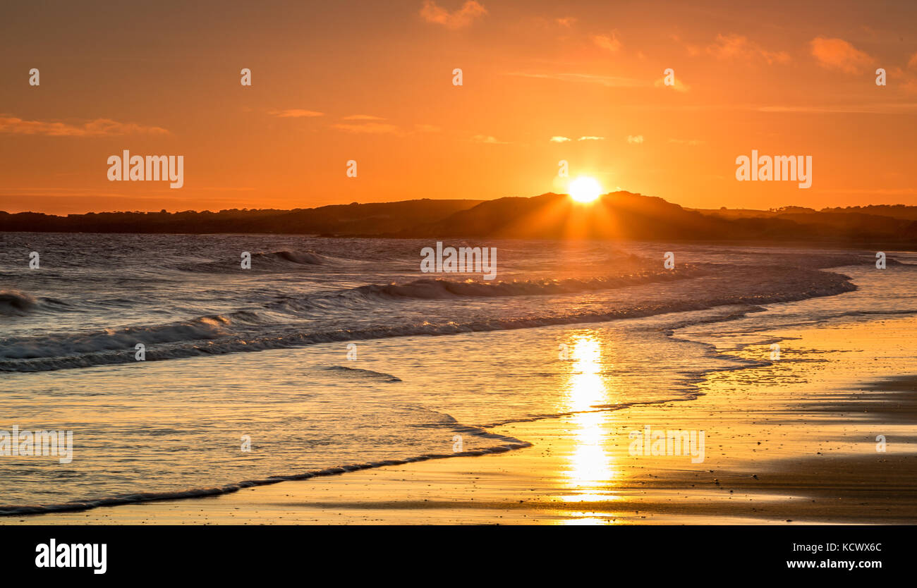 Lever du soleil sur la plage de l'Est, la tête basse, la Tasmanie. Banque D'Images