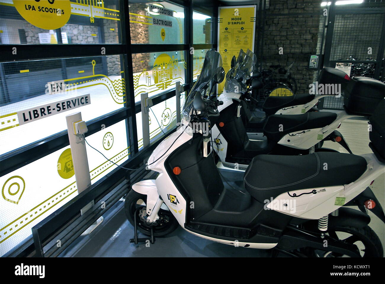 Scooters électriques en libre-service à Lyon, France Banque D'Images