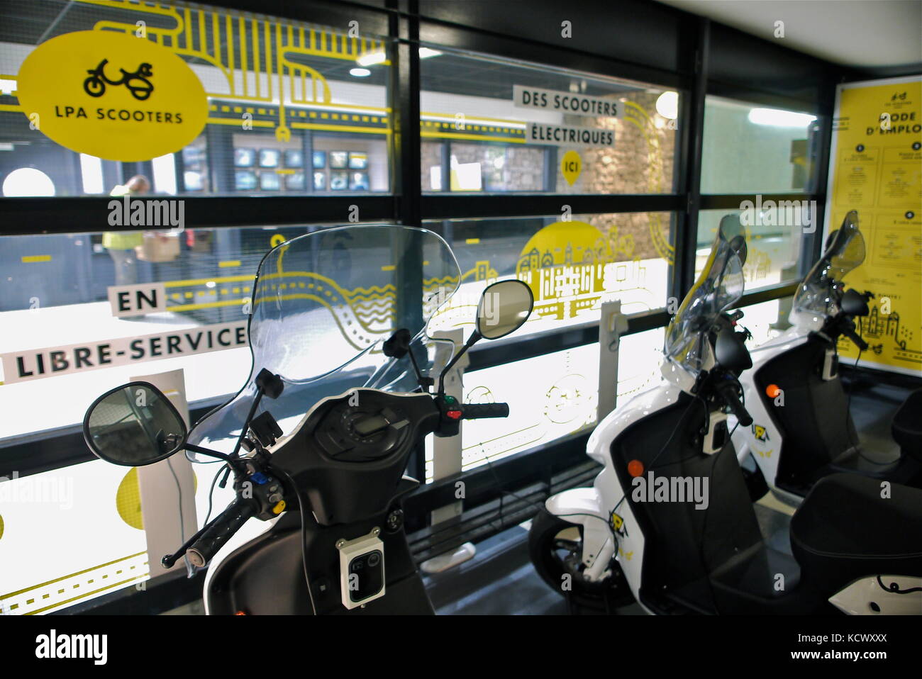 Des scooters électriques en libre-service à Lyon, France Photo Stock - Alamy