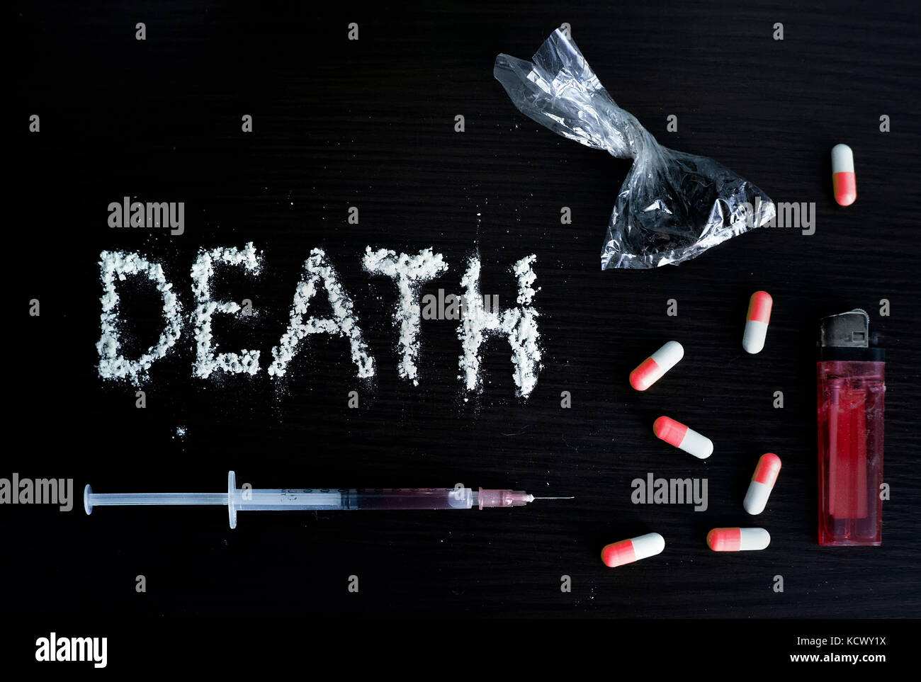 La toxicomanie est indiqué dans divers articles utilisés par les toxicomanes et de différents types de drogues. concept de lutte contre la drogue. Banque D'Images