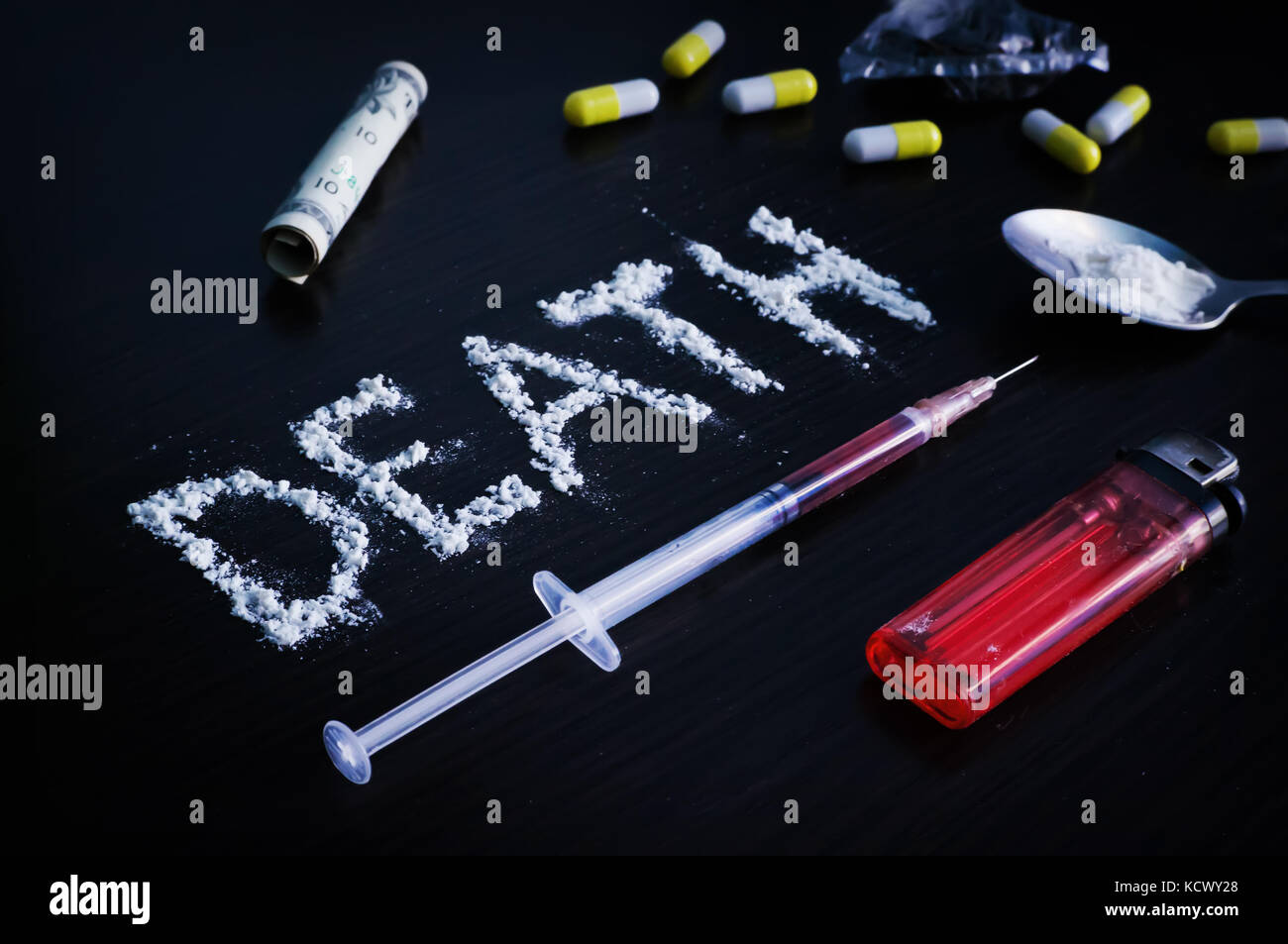 Médicaments sur la table à côté de la mort, vue rapprochée du dessus. Le concept de la toxicomanie. Banque D'Images