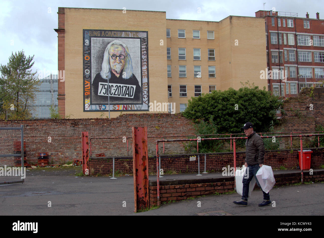 Billy Connolly muraliste John Byrne's portrait présente Billy Connolly comme il est maintenant 75e anniversaire Banque D'Images