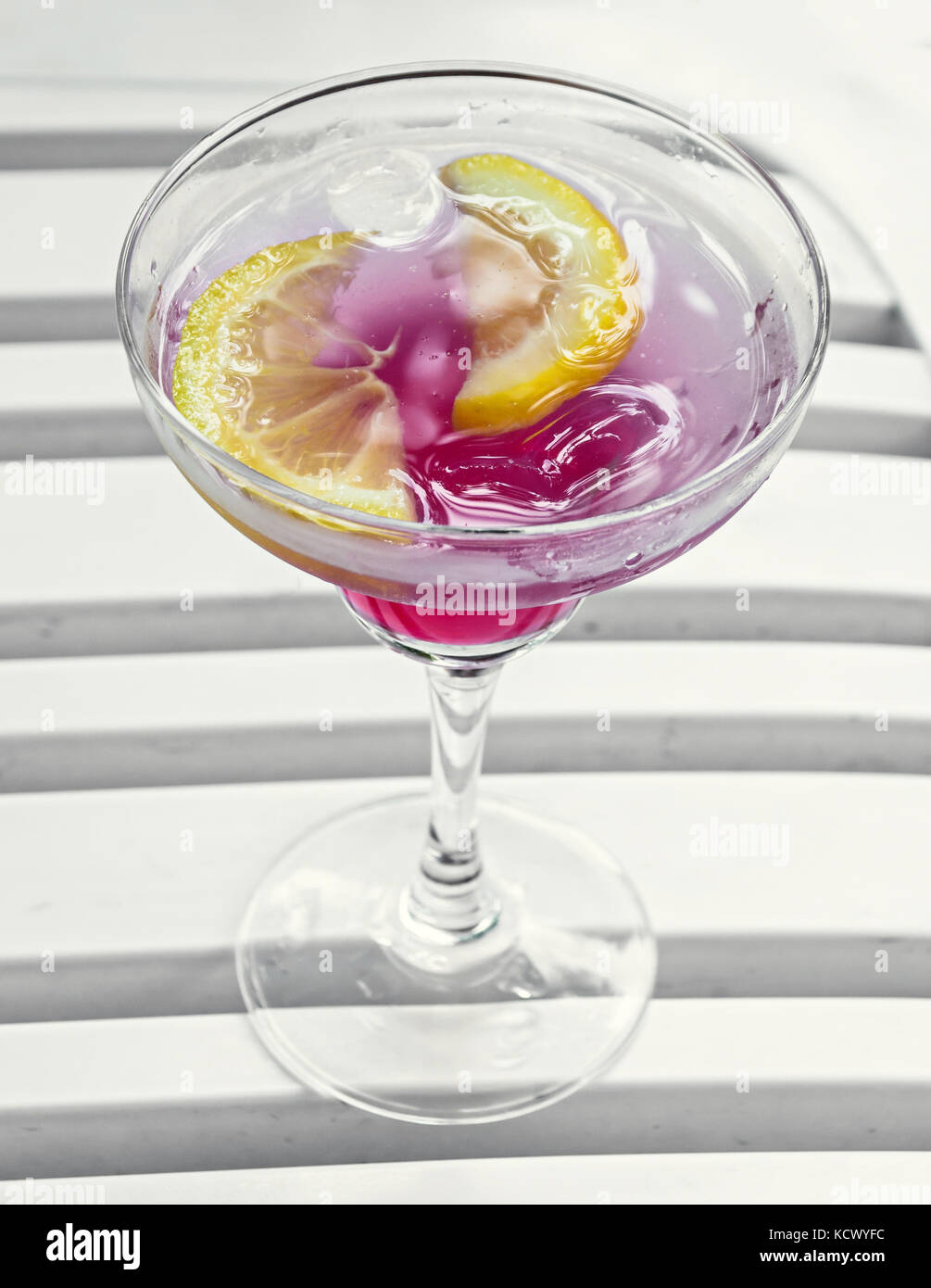 Tequila Sunrise cocktail dans un verre transparent avec de la glace et des tranches de citron, de l'alcool. Banque D'Images