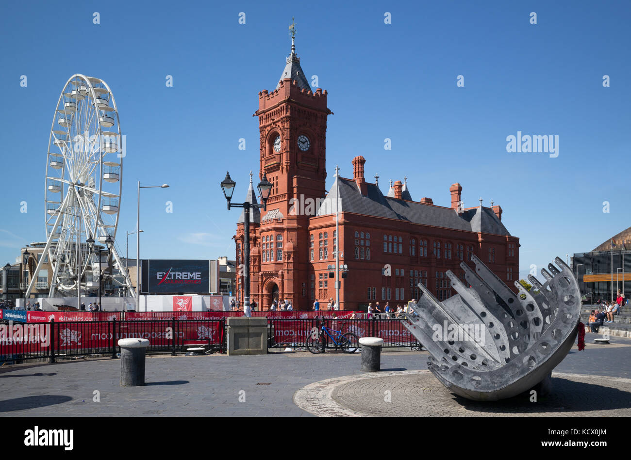 Grande Roue et Pierhead Building à Cardiff Bay, avec relique industrielle comme sculpture en premier plan. La baie de Cardiff, Cardiff, Royaume-Uni Banque D'Images