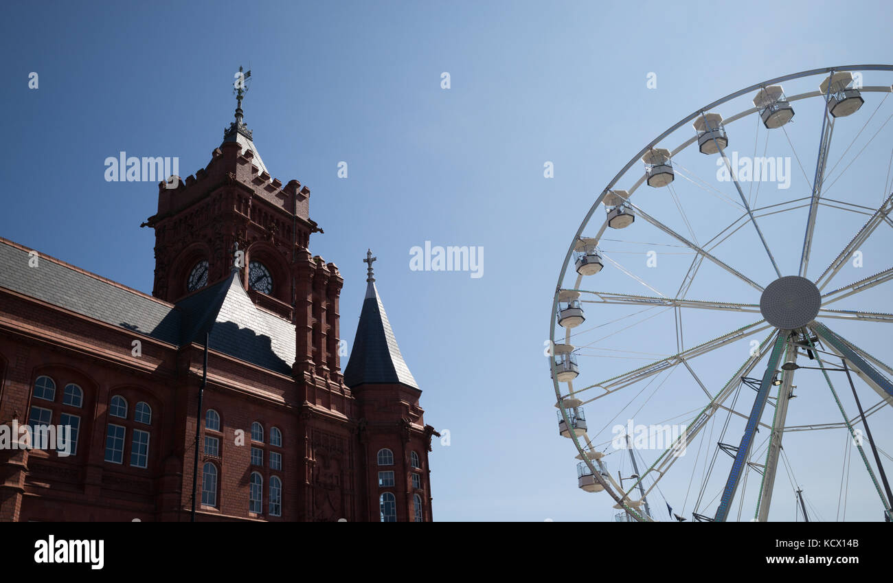 Pierhead Building et Grande Roue, la baie de Cardiff, Cardiff, Royaume-Uni Banque D'Images