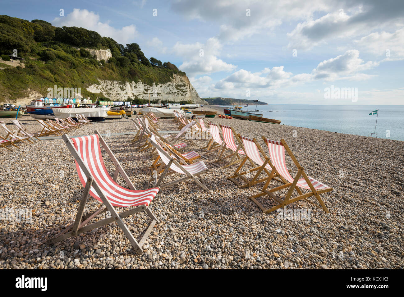 Transats alignés le long de plage de galets dans la ville balnéaire de Beer, Beer, Devon, Angleterre, Royaume-Uni, Europe Banque D'Images