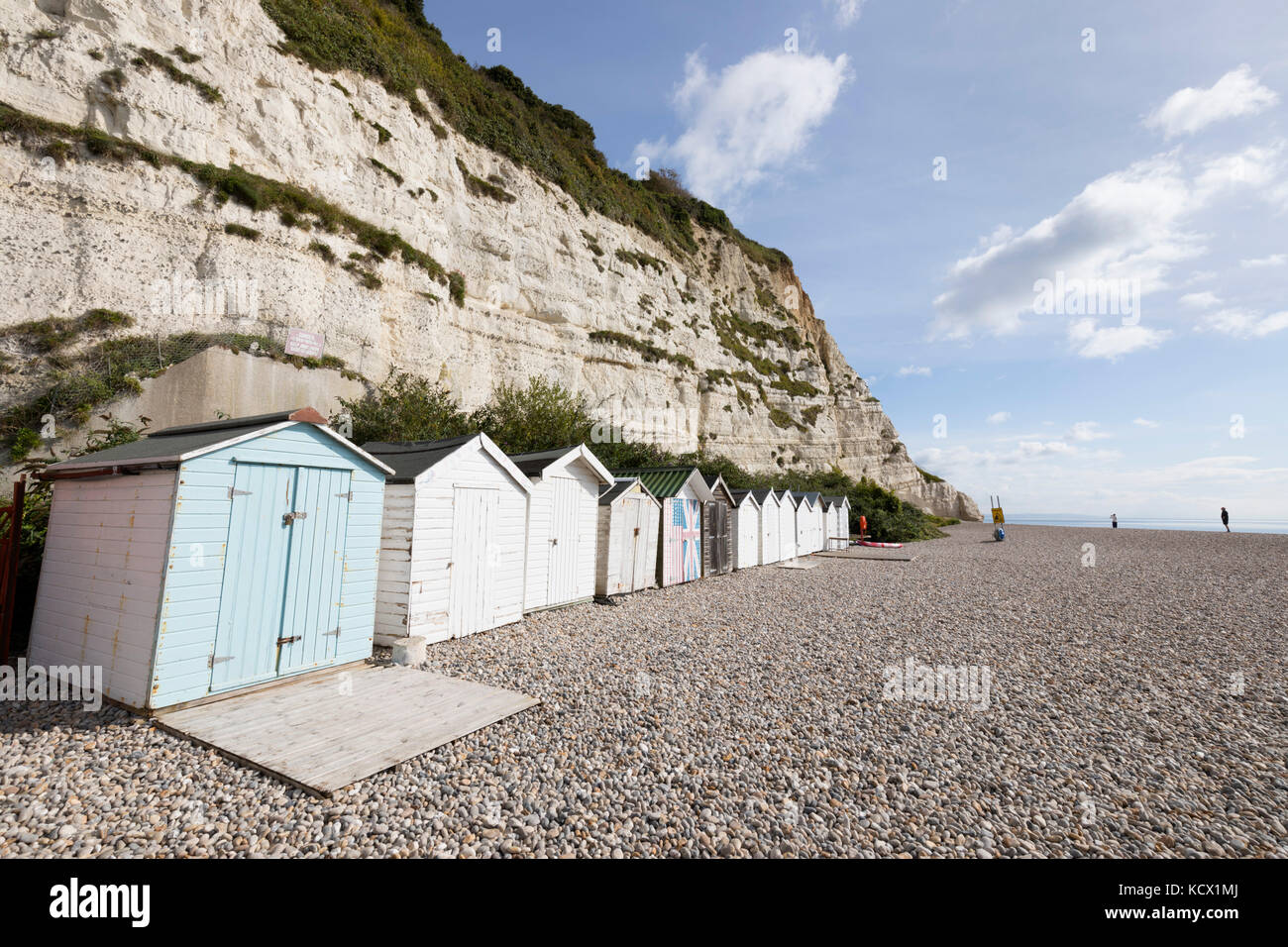 Cabanes de plage sur la plage de galets en dessous de la falaise blanche, Beer, Devon, Angleterre, Royaume-Uni, Europe Banque D'Images
