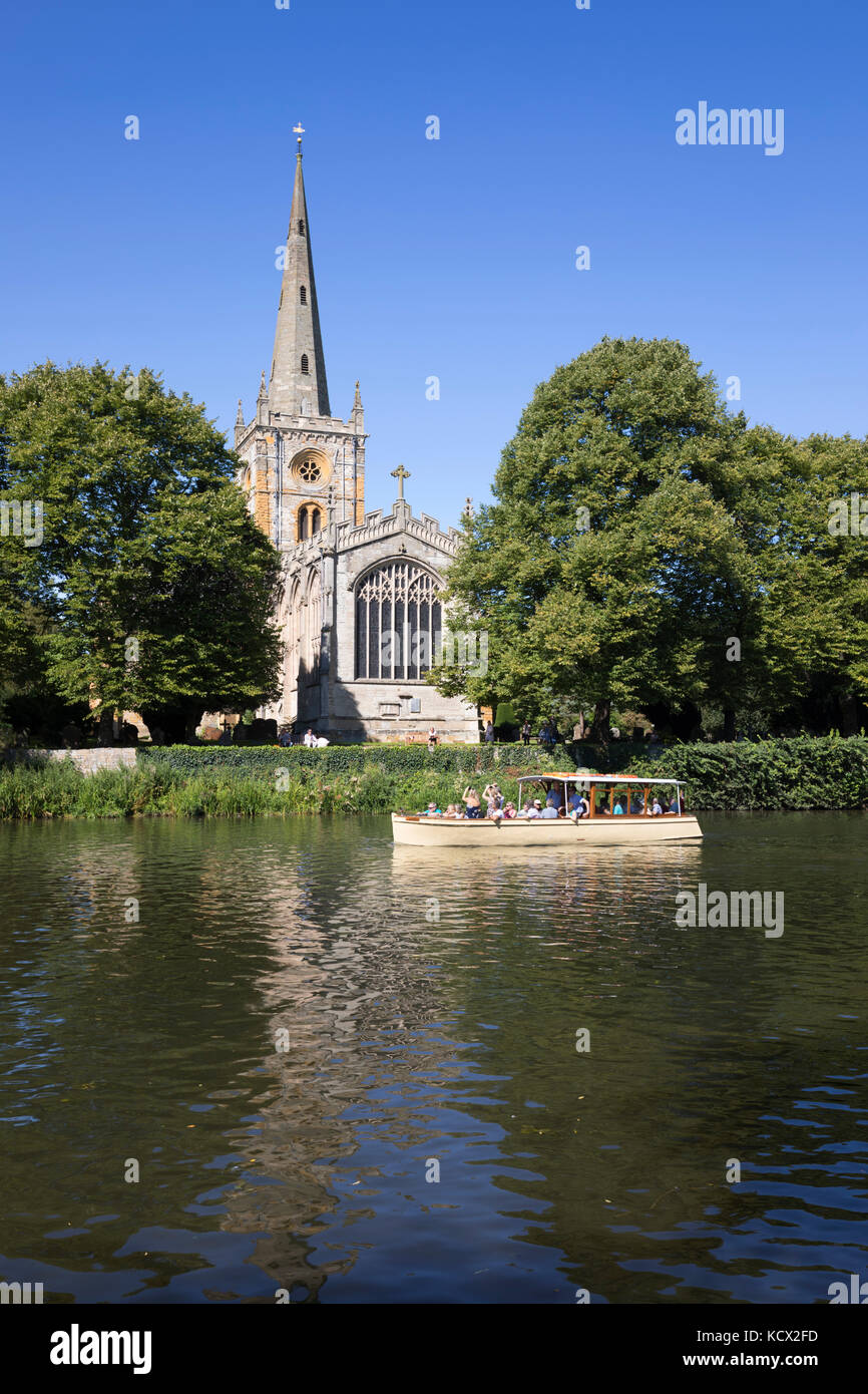 L'église Holy Trinity (lieu de sépulture de Shakespeare) sur la rivière Avon avec bateau d'excursion, Stratford-upon-Avon, Warwickshire, Angleterre, Royaume-Uni, Europe Banque D'Images