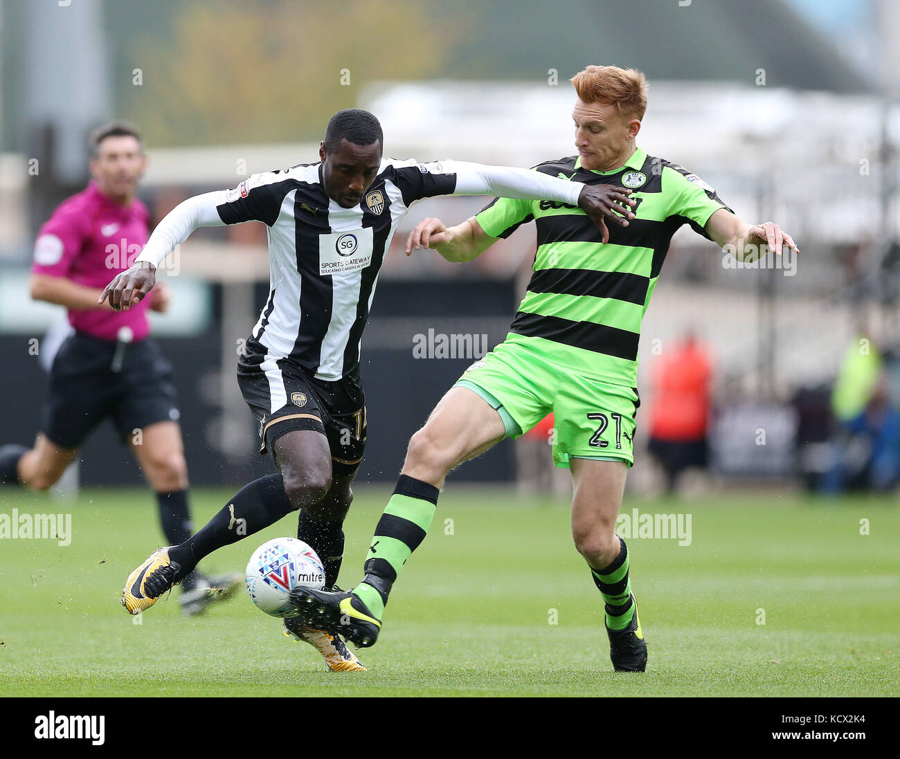 Jonathan forte du comté de Notts et Forest Green Rovers Mark Roberts lors du match à Meadow Lane, Nottingham. Banque D'Images