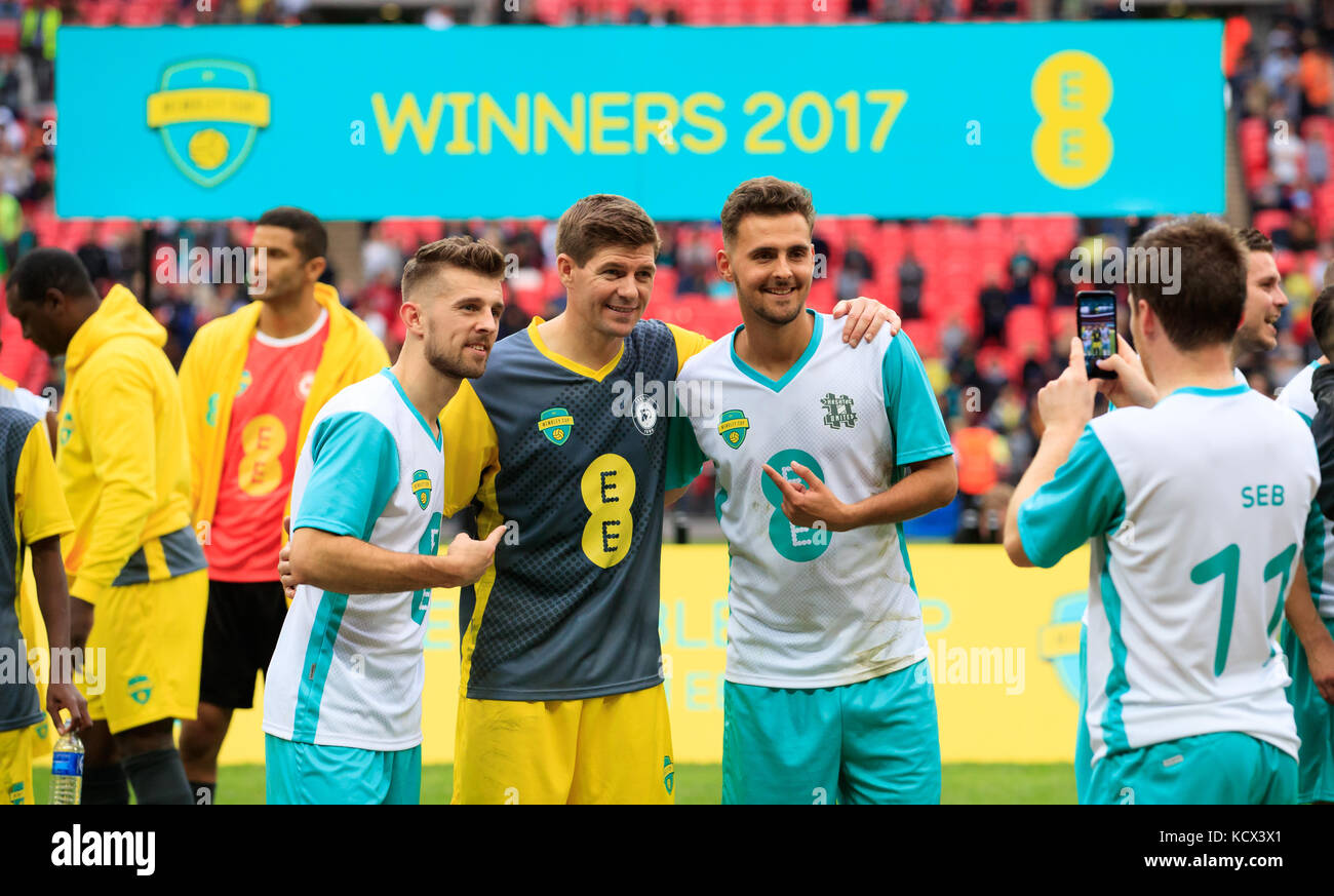 Steven Gerard, de Tekkers Town (au centre), pose pour une photo avec Sam Adams, à droite et Ryan Adams, photographiés à gauche lors de la finale de la coupe EE Wembley au stade Wembley relié par EE. Banque D'Images