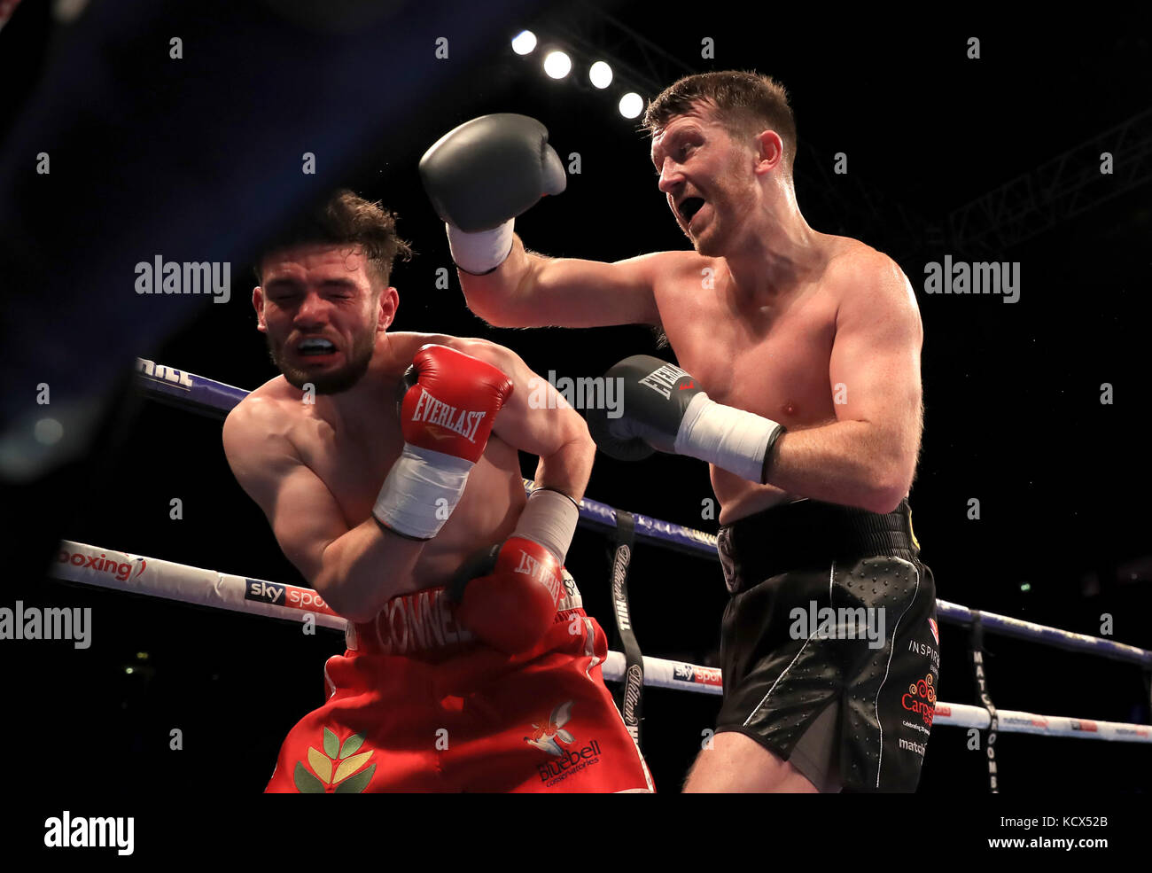 Scott Cardle (à droite) en action contre Lee Connelly lors de leur concours léger à l'arène de Manchester. Banque D'Images