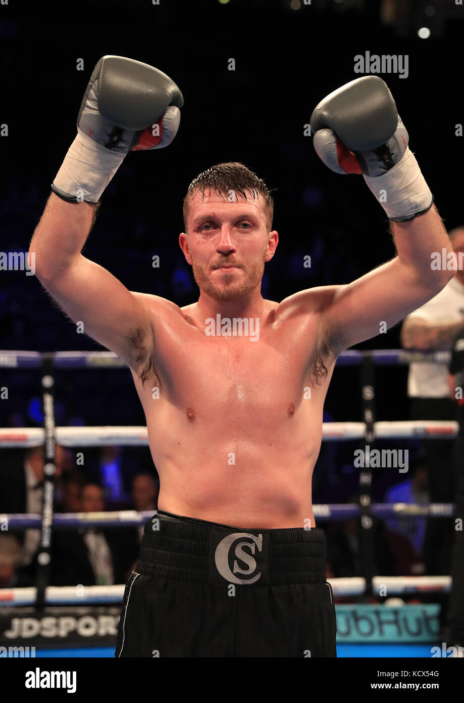 Scott Cardle célèbre Lee Connelly lors de son concours léger au Manchester Arena. Banque D'Images