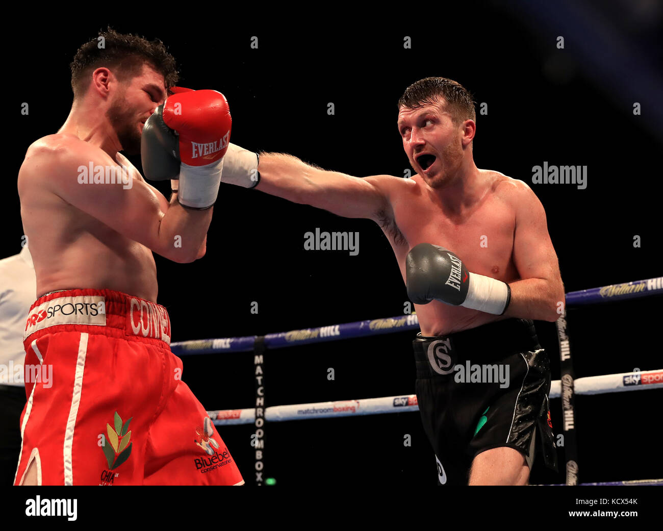 Scott Cardle (à droite) en action contre Lee Connelly lors de leur concours léger à l'arène de Manchester. Banque D'Images